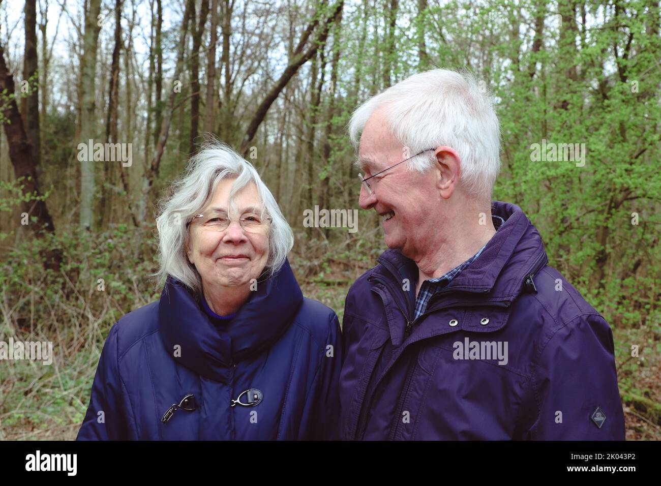 Porträt eines glücklichen älteren Paares im Freien in einem Wald Stockfoto