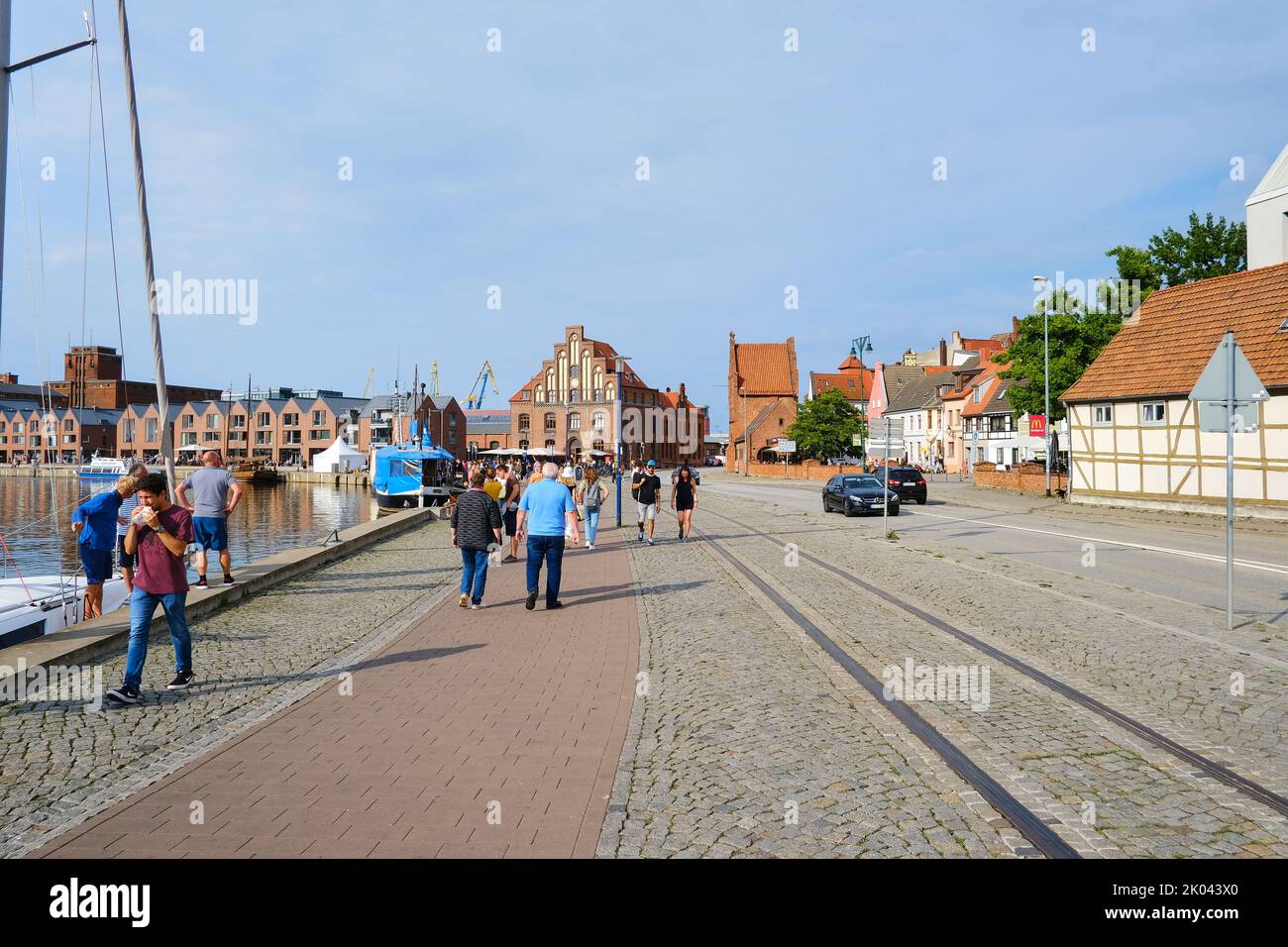 Hansestadt Wismar, Mecklenburg-Vorpommern, Deutschland, Europa, August 22, 2022: Tag- und Tourismusszene im Alten Hafen. Stockfoto