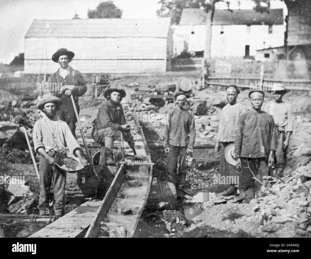 Westliche und chinesische Bergleute während des Goldrausches in Kalifornien in der Auburn Ravine, 1852. Private Sammlung. Stockfoto