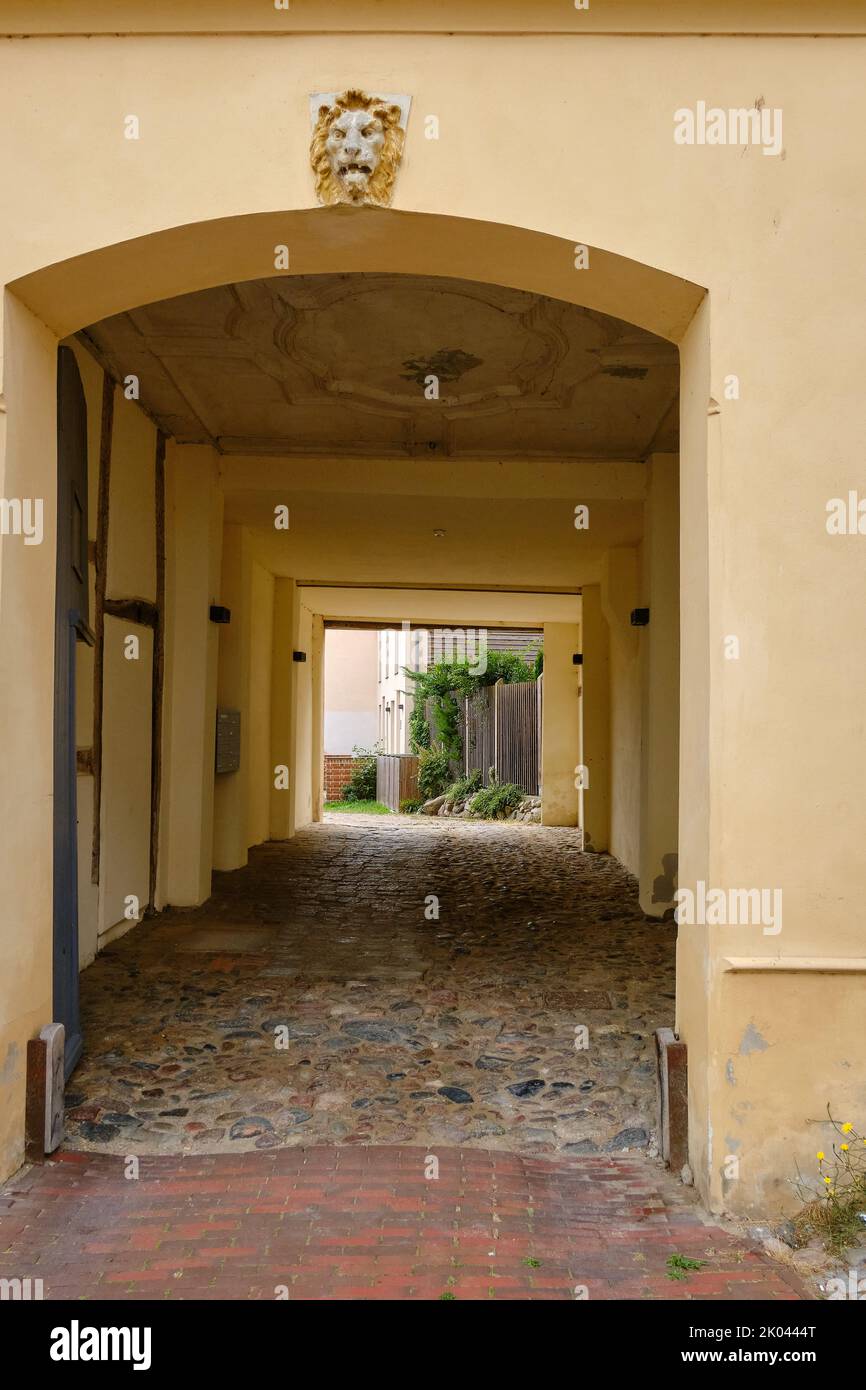 Capstone in Form eines Löwenkopfes im Rundbogen eines Tores, denkmalgeschütztes Gebäude der Großschmiedestraße Nr. 4 21, Altstadt von Wismar, Deutschland. Stockfoto