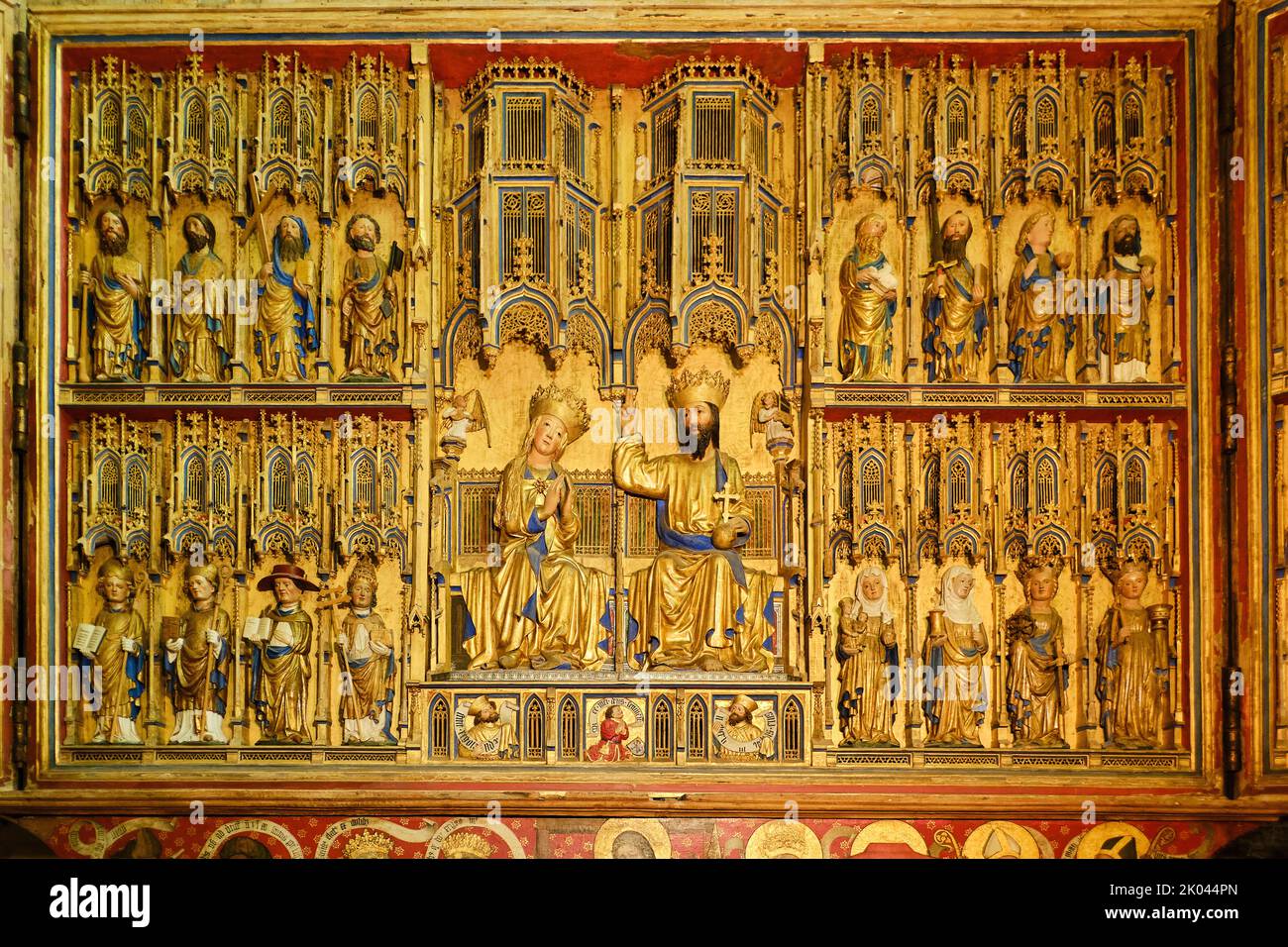 Marianische Krönung in der Mitte des spätgotischen geschnitzten Hochaltarstücks, Nikolaikirche, Wismar, Deutschland. Stockfoto