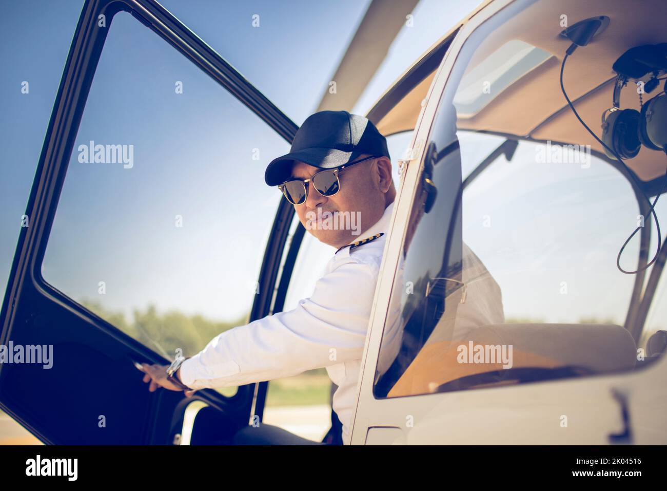 Chinesischer Pilot sitzt im Helikopter-Cockpit Stockfoto