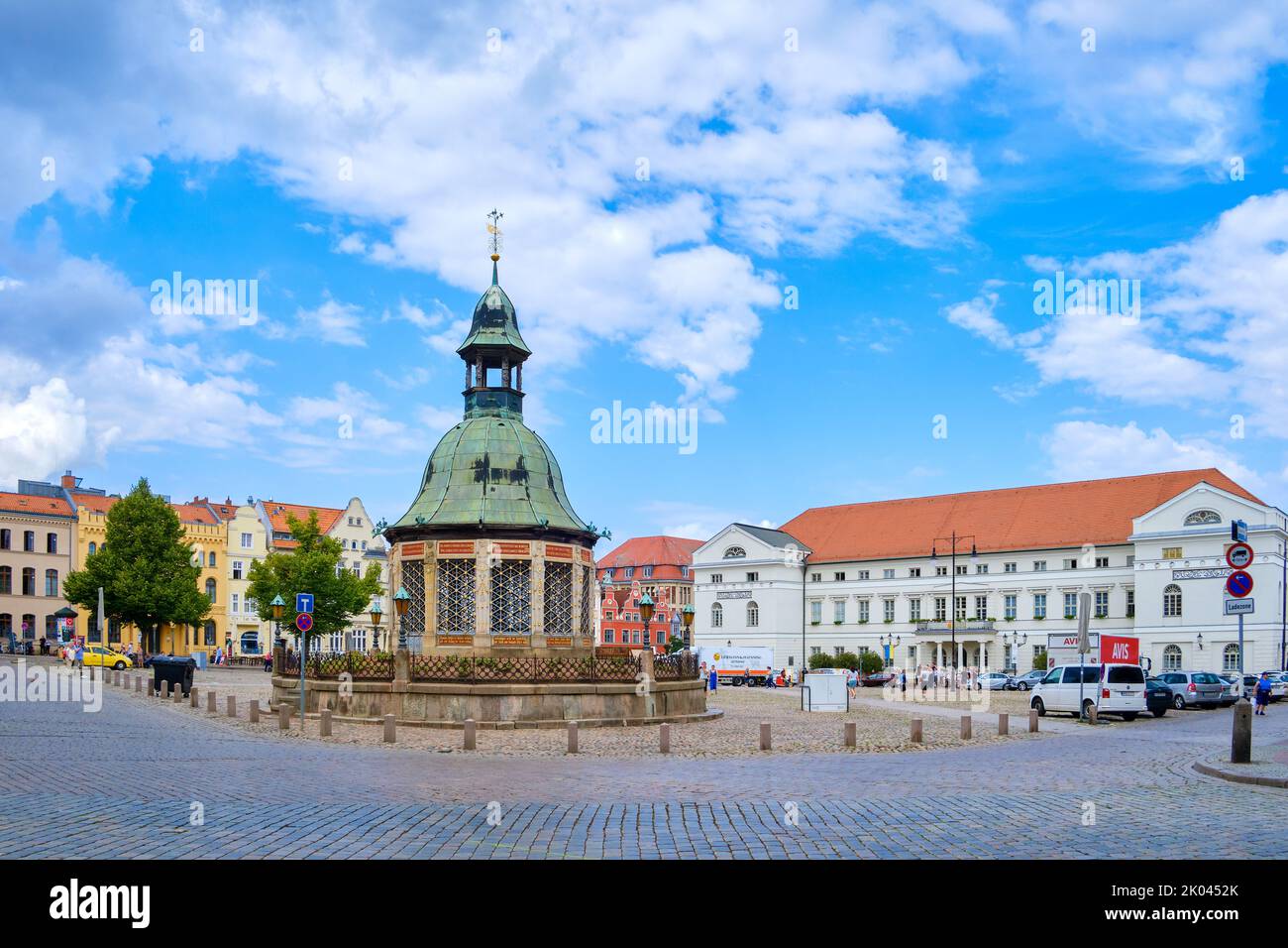 Alte historische Wasserwerke im holländischen Renaissance-Stil und Blick auf die typische Marktplatz-Landschaft, Hansestadt Wismar, Deutschland. Stockfoto