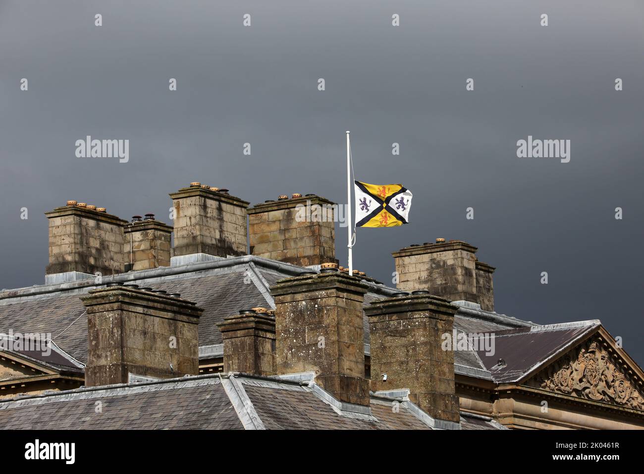 Dumfries House, Ayrshire, Schottland, Großbritannien. Das Herrenhaus, das vom Princes Trust gerettet wurde, unter der Leitung eines Konsortiums des ehemaligen Prinzen von Wales, Prinz Charles, der heute nach dem Tod von Königin Elizabeth II. In Balmoral als König Karl III bekannt ist. Die Flagge flyst am halben Mast auf den Dachflächen. Prinz Charles verließ von hier nach Balmoral zu reisen, wo seine Mutter starb und er wurde König Charles III Credit : Alister Firth / Alamy Live News Stockfoto