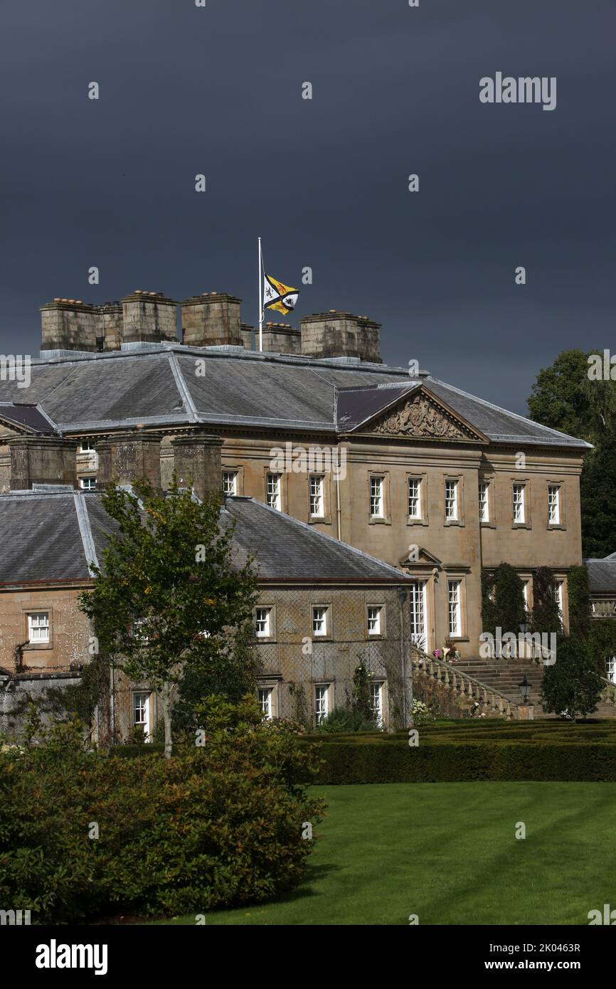 Dumfries House, Ayrshire, Schottland, Großbritannien. Das Herrenhaus, das vom Princes Trust gerettet wurde, unter der Leitung eines Konsortiums des ehemaligen Prinzen von Wales, Prinz Charles, der heute nach dem Tod von Königin Elizabeth II. In Balmoral als König Karl III bekannt ist. Die Flagge flyst am halben Mast auf den Dachflächen. Prinz Charles verließ von hier nach Balmoral zu reisen, wo seine Mutter starb und er wurde König Charles III Credit : Alister Firth / Alamy Live News Stockfoto