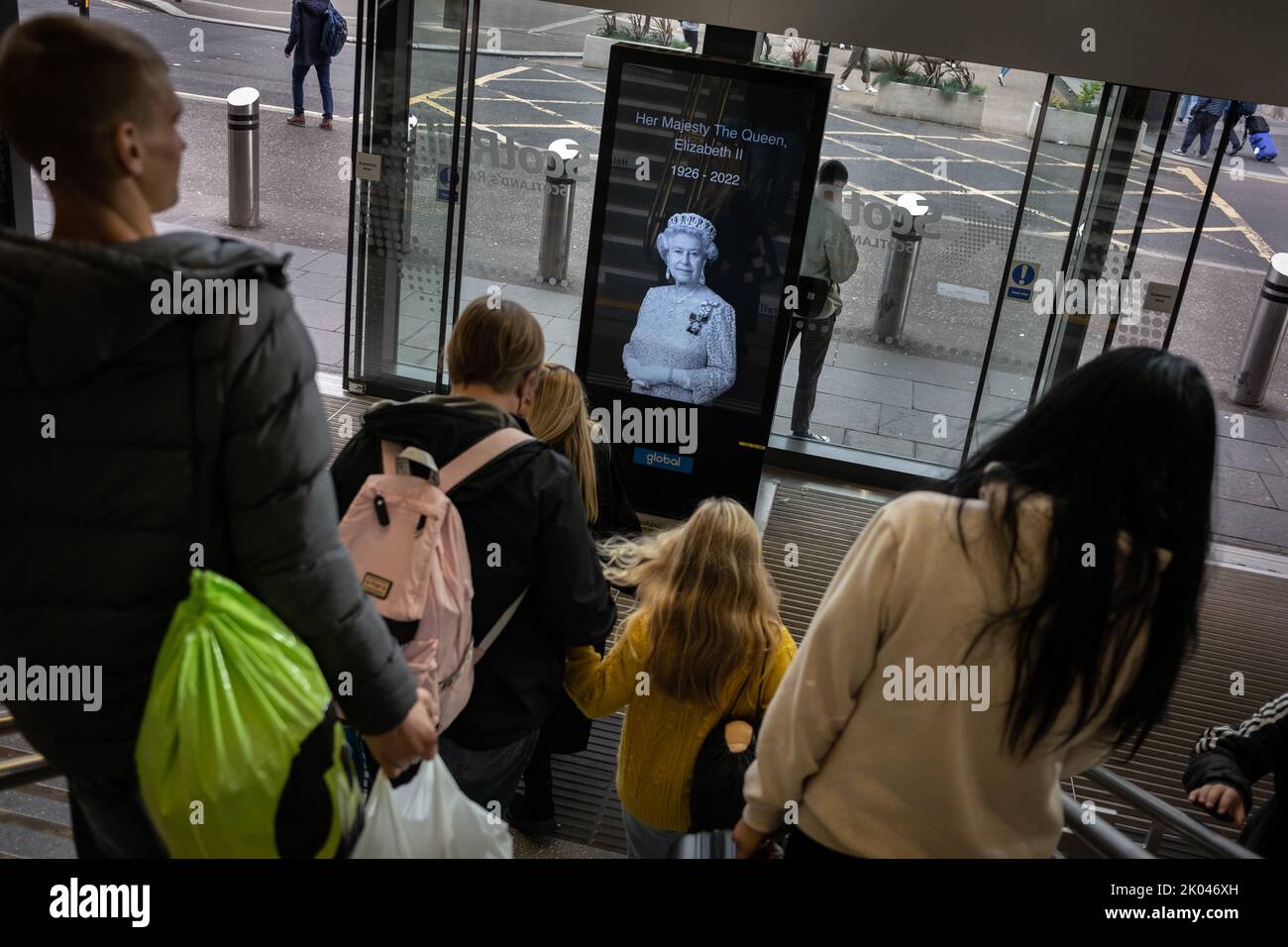 Glasgow, Schottland, 9. September 2022. Im Bahnhof Queen Street werden digitale Darstellungen eines Porträts Ihrer Majestät Königin Elizabeth II., die im Alter von 96 Jahren gestorben ist, in Glasgow, Schottland, am 9. September 2022, angezeigt. Bildnachweis: Jeremy Sutton-Hibbert/ Alamy Live Nachrichten. Stockfoto