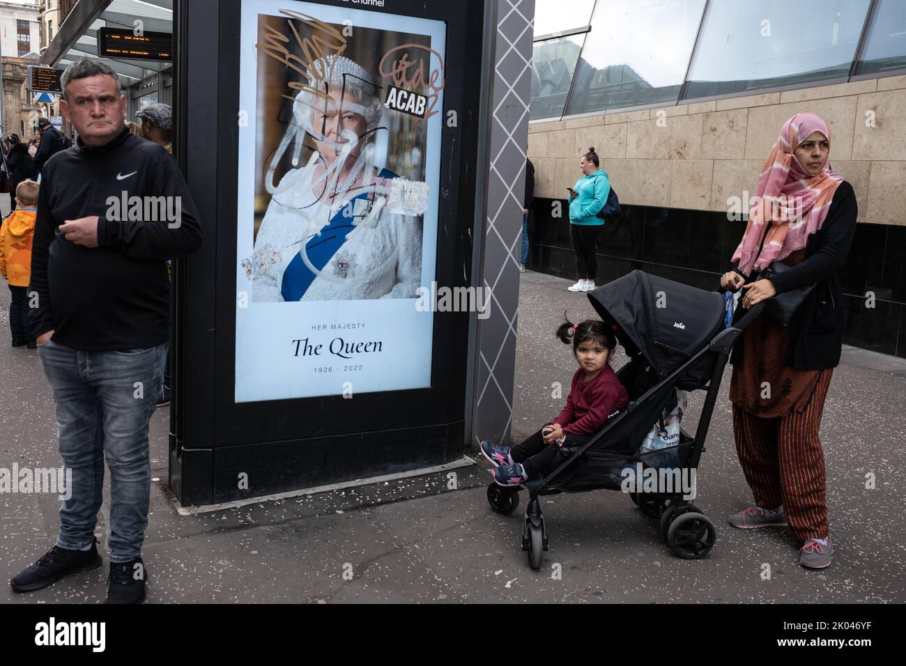Glasgow, Schottland, 9. September 2022. In den Straßen der Stadt digitale Displays eines Porträts Ihrer Majestät Königin Elizabeth II, die im Alter von 96 Jahren gestorben ist, in Glasgow, Schottland, 9. September 2022. Bildnachweis: Jeremy Sutton-Hibbert/ Alamy Live Nachrichten. Stockfoto