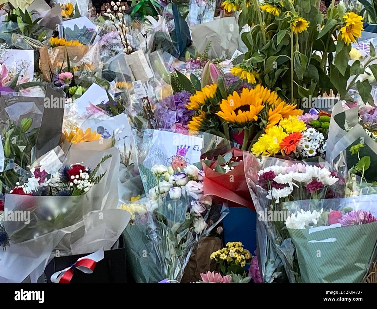 London, Großbritannien. 9.. September 2022. Viele Menschen haben sich versammelt, um Blumengebete vor den Toren des Buckingham Palace zu verklagen, als Großbritannien eine 10-tägige Trauerperiode für Königin Elizabeth II. Begann Stockfoto
