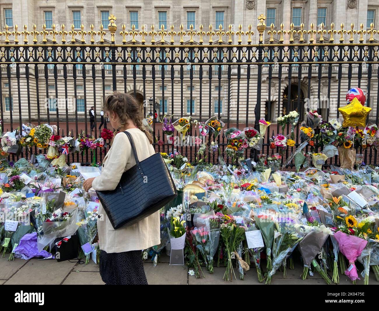 London, Großbritannien. 9.. September 2022. Viele Menschen haben sich versammelt, um Blumengebete vor den Toren des Buckingham Palace zu verklagen, als Großbritannien eine 10-tägige Trauerperiode für Königin Elizabeth II. Begann Stockfoto