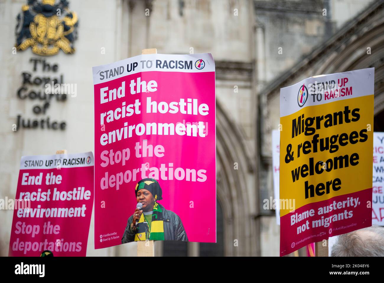 Protest vor den Royal Courts of Justice in Strand, London, während eines Gerichtsverfahrens, in dem versucht wurde, Abschiebungsflüge von Asylbewerbern nach Ruanda zu stoppen Stockfoto