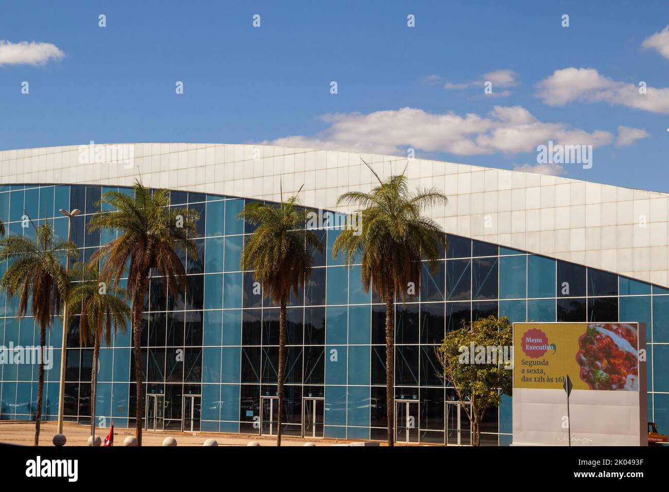 Brasília, Federal District, Brasilien – 23. Juli 2022: Ulysses Guimarães Convention Center an einem klaren Tag mit blauem Himmel. Projekt von Sérgio Bernardes. Stockfoto