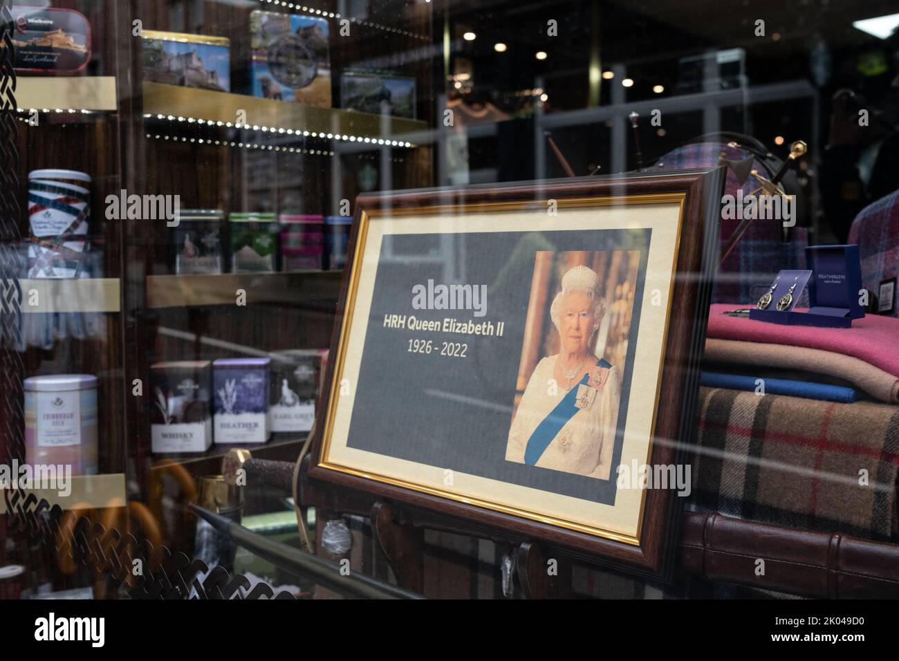 Edinburgh, Schottland, 9. September 2022. Ein Porträt der Königin in einem Touristenladen von Edinburgh als Zeichen des Respekts gegenüber ihrer Majestät Königin Elizabeth II., die im Alter von 96 Jahren in Edinburgh, Schottland, am 9. September 2022 gestorben ist. Bildnachweis: Jeremy Sutton-Hibbert/ Alamy Live Nachrichten. Stockfoto