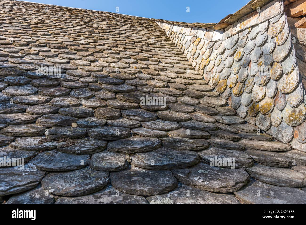 Steinfliesen, die für die Bedachung in Aubrac verwendet werden. Aveyron, Frankreich. Stockfoto