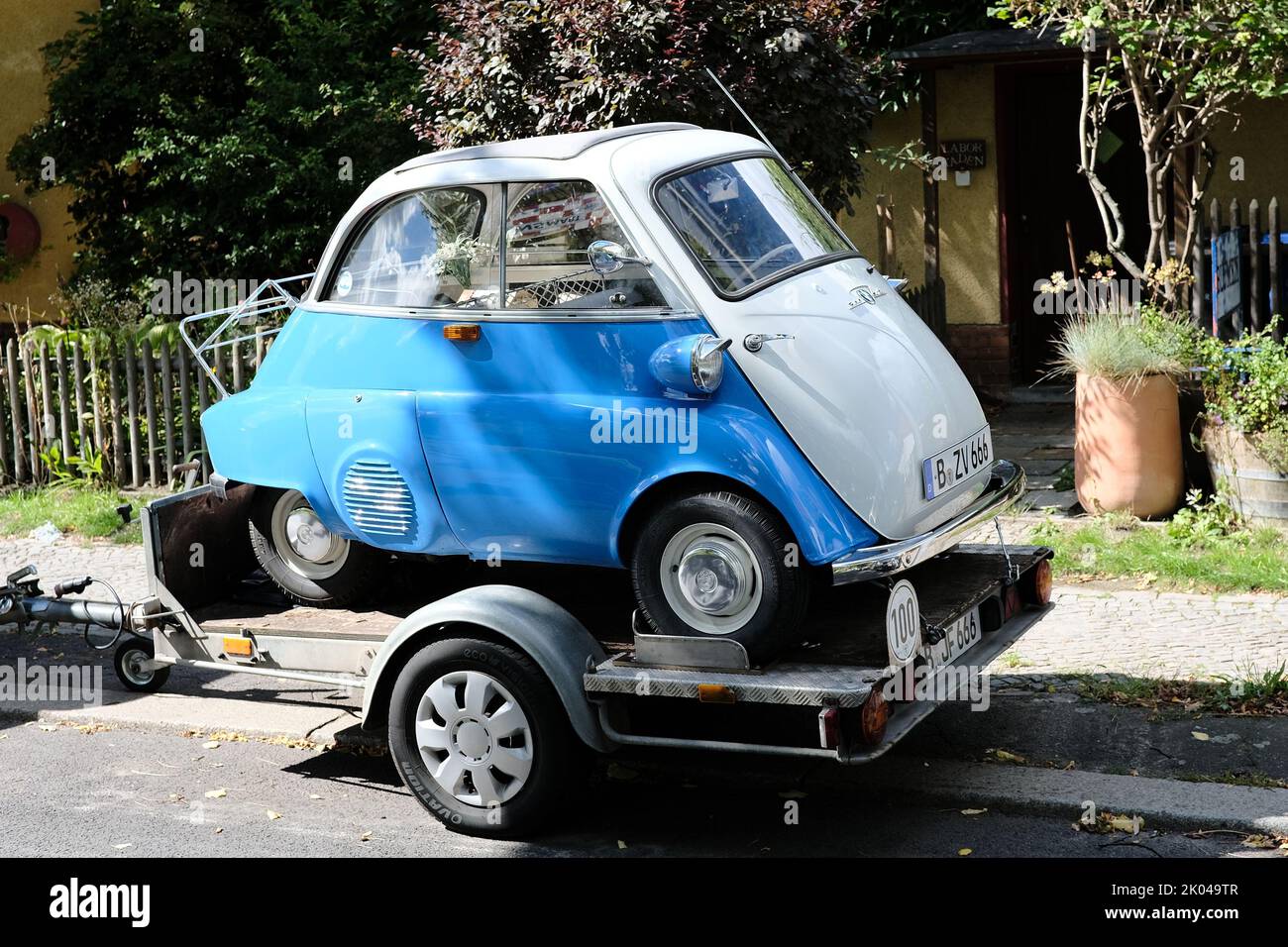Berlin, 2. September 2022, BMW Isetta 300 auf Anhänger Stockfoto