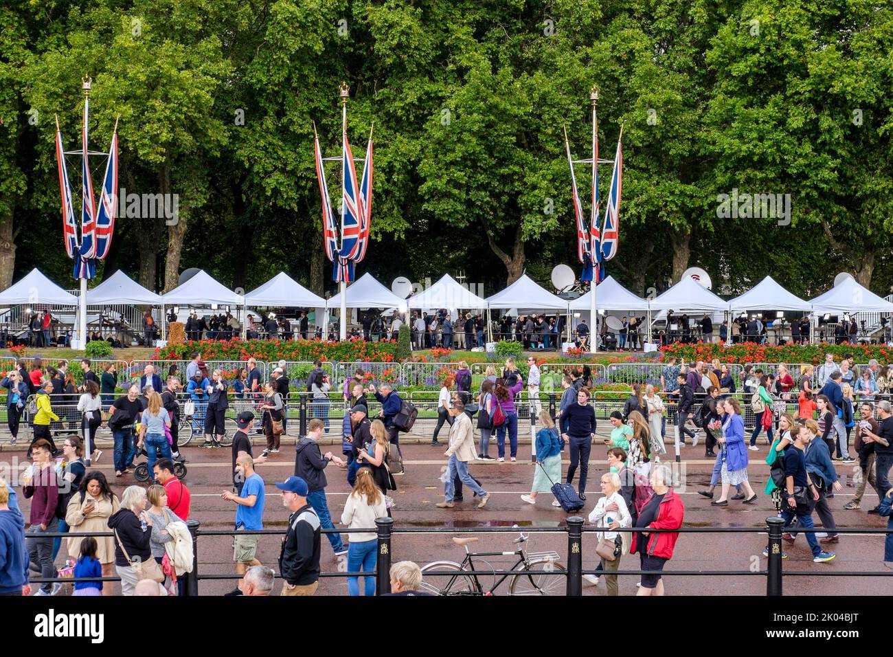 London, Großbritannien. 9.. September 2022. Nach dem Tod von Königin Elizabeth II. Haben internationale Nachrichtenmedien Außenübertragungsoperationen gegenüber dem Buckingham Palace eingerichtet Stockfoto