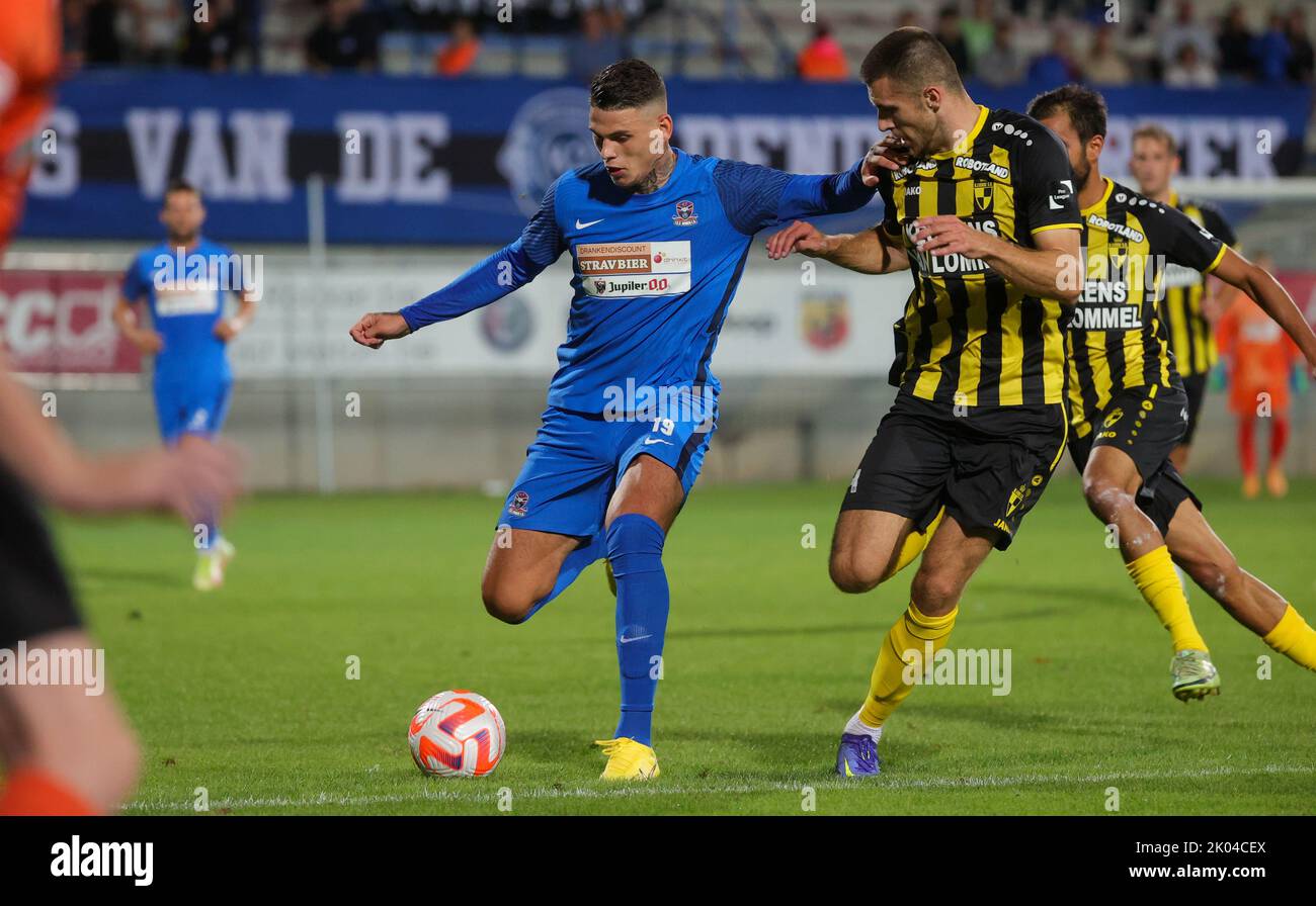 Danders Suer Barbaros Cukur Tiago und Lierses Joederick Pupe kämpfen während eines Fußballmatches zwischen FCV Dender EH und Lierse Kempenzonen am Freitag, 09. September 2022 in Denderleeuw, am 5. Tag der 'Challenger Pro League' 1B. Division der belgischen Meisterschaft 2022-2023. BELGA FOTO VIRGINIE LEFOUR Stockfoto