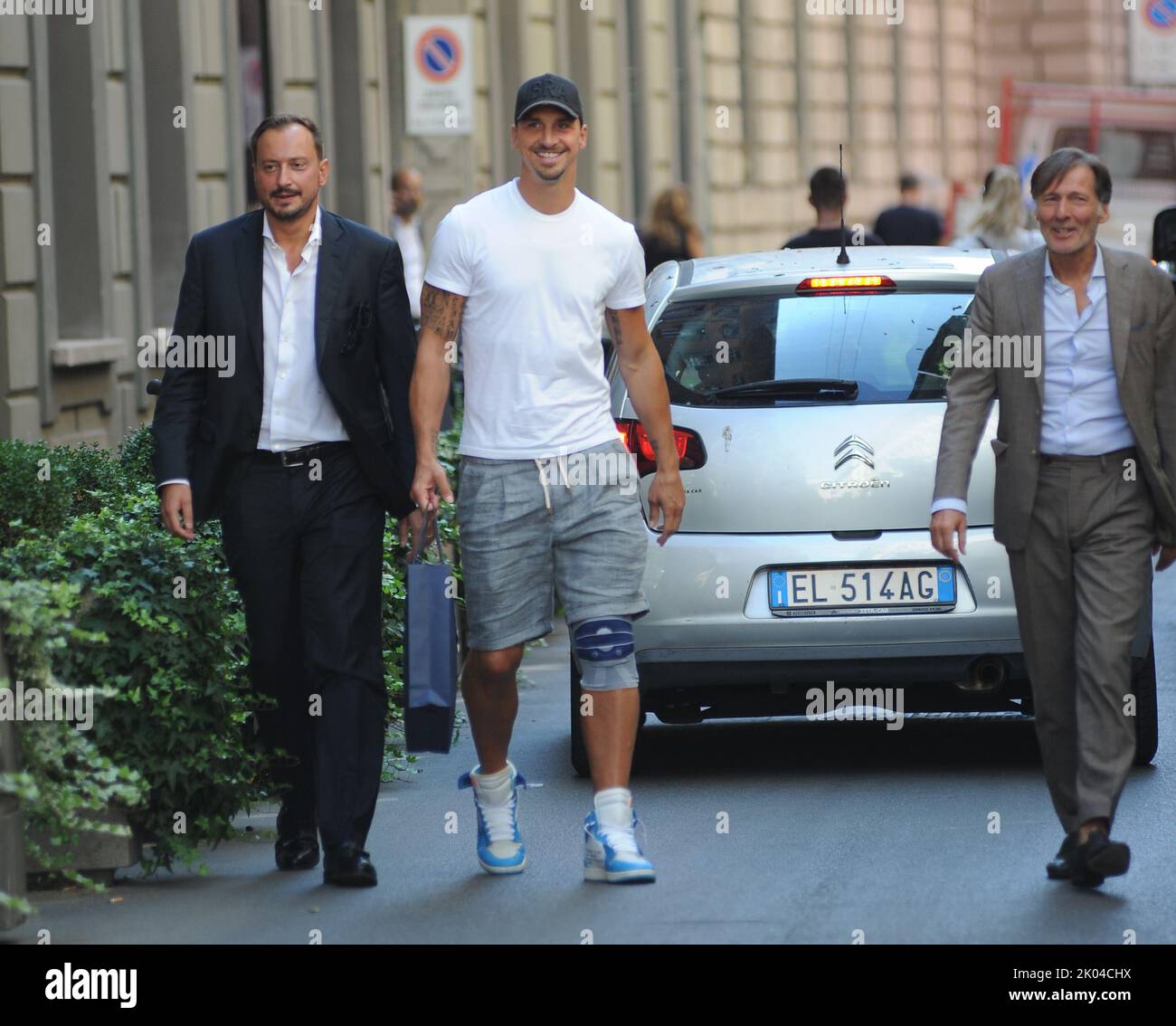 Mailand, . 09. September 2022. Mailand, 09-09-2022 Zlatan Ibrahimovic geht nach dem Einkaufen mit zwei seiner Freunde in ein berühmtes Restaurant im Zentrum zum Mittagessen. Hier ist er am Ausgang des 'Salumaio di Montenapoleone' machen einen Spaziergang zurück nach Hause. Beachten Sie die Klammer, die zum linken Knie führt, eine Kreuzritterverletzung, die ihn Ende Juni zur Operation zwang, was ihn bis Januar/Februar 2023 von den Fußballfeldern fernhalten wird- EXKLUSIVER SERVICE Kredit: Independent Photo Agency/Alamy Live News Stockfoto