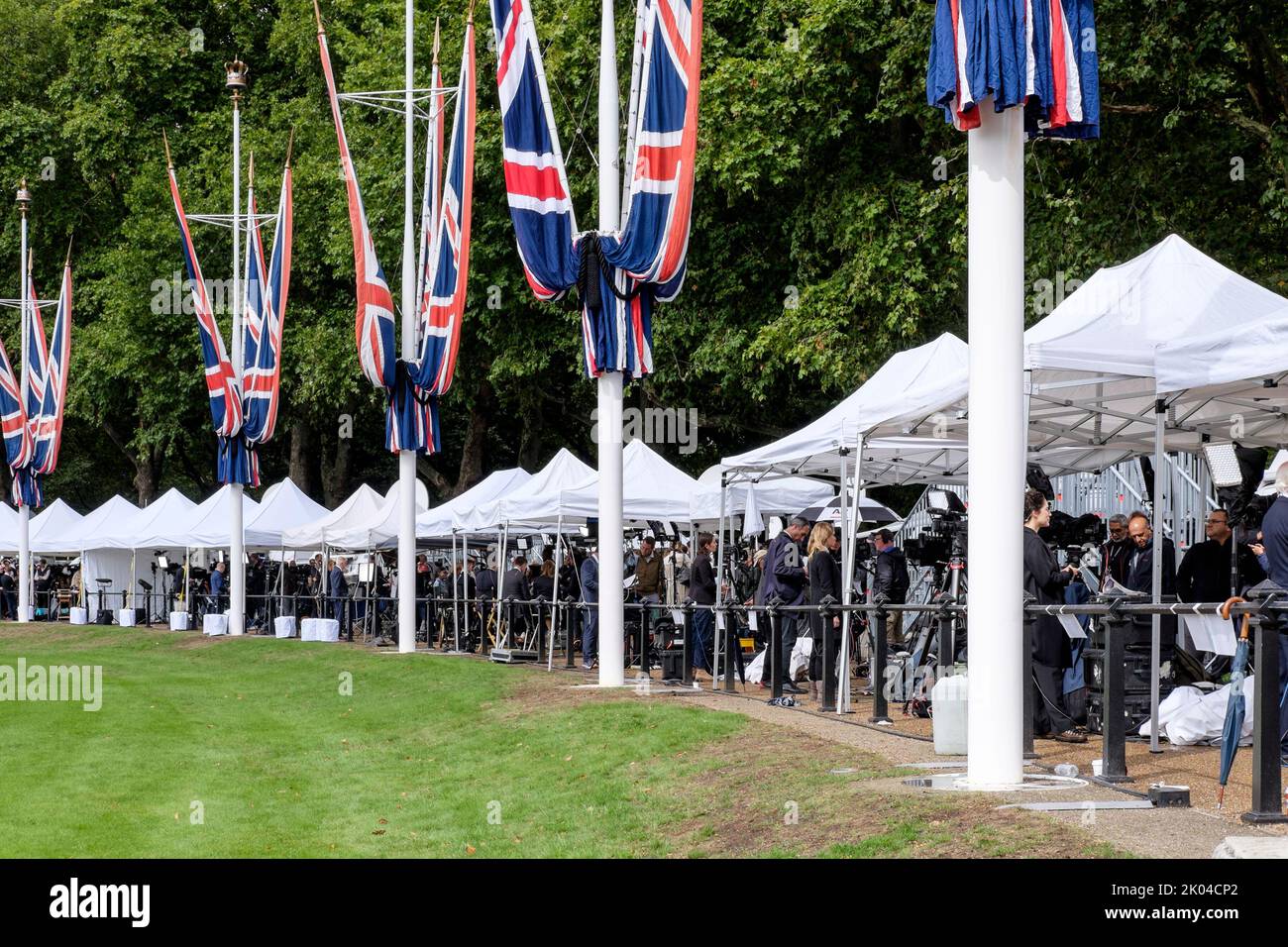 London, Großbritannien. 9.. September 2022. Nach dem Tod von Königin Elizabeth II. Haben internationale Nachrichtenmedien Außenübertragungsoperationen gegenüber dem Buckingham Palace eingerichtet Stockfoto
