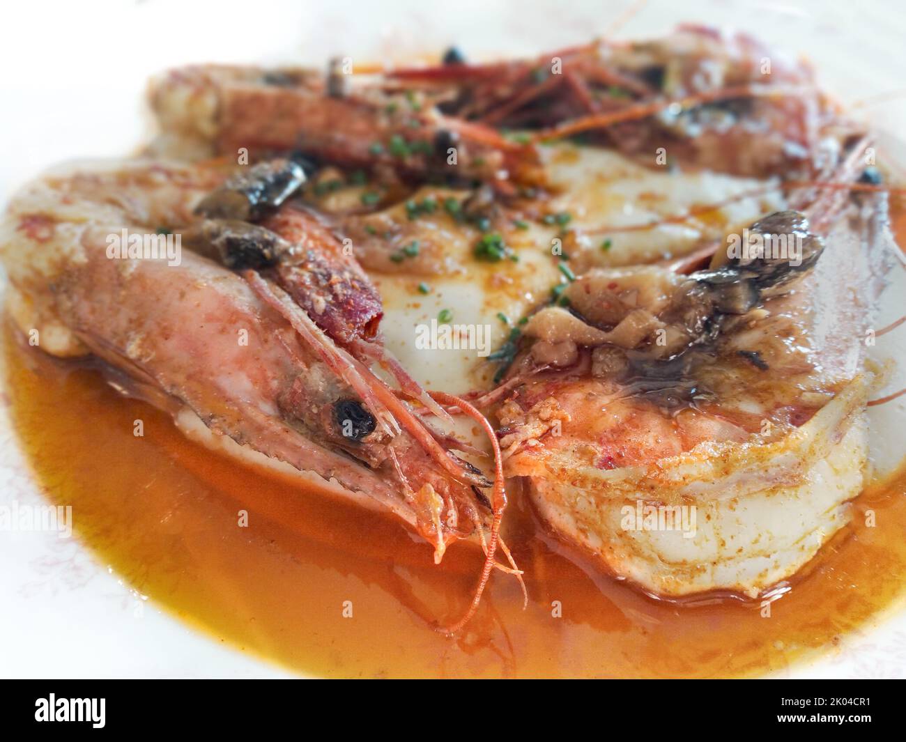 Teller gegartes Königsgarnelen mit Sauce und Maische Stockfoto