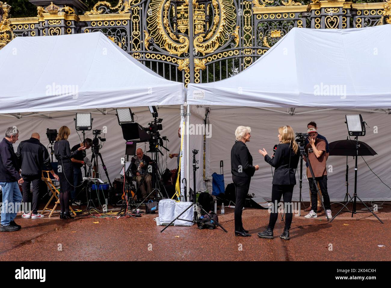 London, Großbritannien. 9.. September 2022. Nach dem Tod von Königin Elizabeth II. Haben internationale Nachrichtenmedien Außenübertragungsoperationen gegenüber dem Buckingham Palace eingerichtet Stockfoto