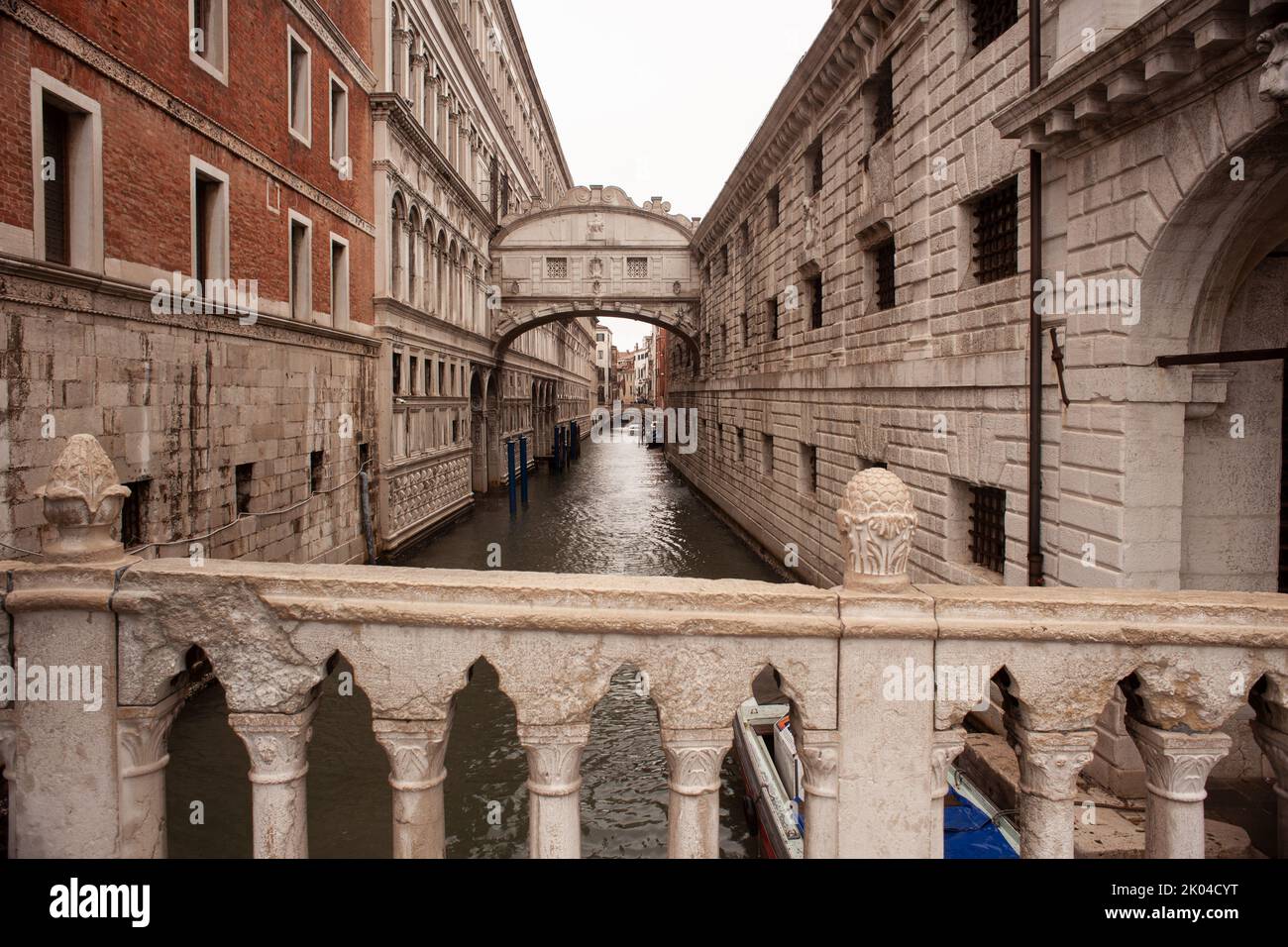 Blick auf die berühmte und malerische Seufzerbrücke in Venedig Stockfoto