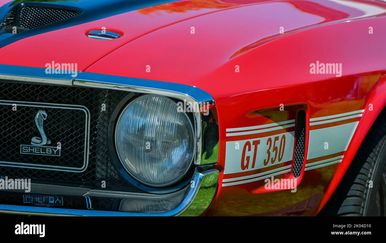 DEARBORN, MI/USA - 18. JUNI 2022: Nahaufnahme des Grills Shelby Ford Mustang GT 350 aus dem Jahr 1970 auf der Henry Ford (THF) Motor Muster Car Show, Greenfield Village. Stockfoto