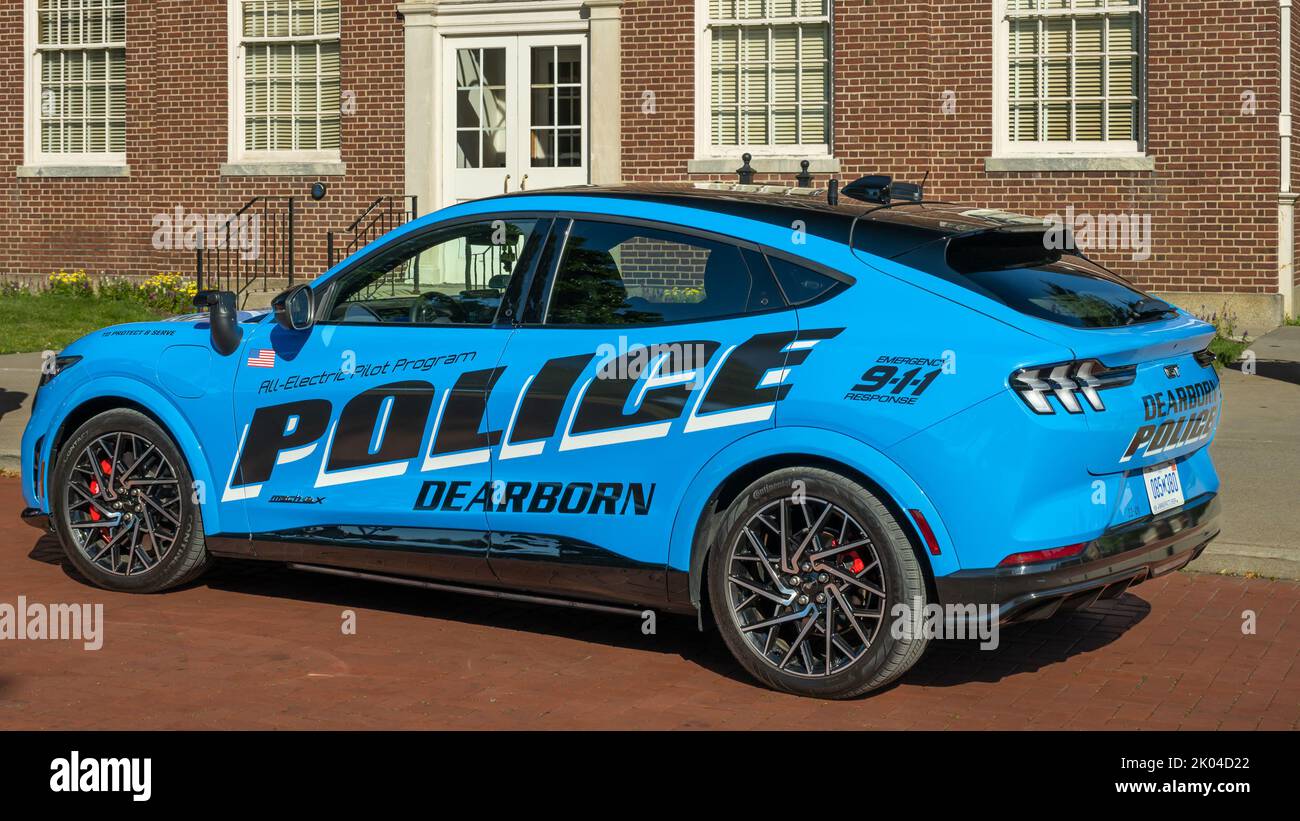 DEARBORN, MI/USA - 18. JUNI 2022: Ein Ford Mach-E SUV Dearborn Police Cruiser auf der Henry Ford (THF) Motor Muster Car Show, die im Greenfield Village stattfand. Stockfoto