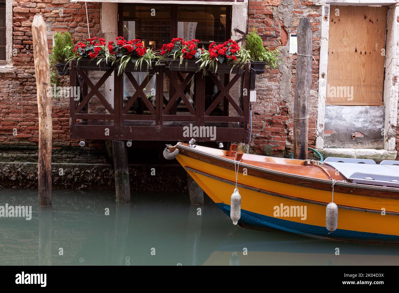 Typisches Holzboot im Kanal von Venedig, Italien Stockfoto
