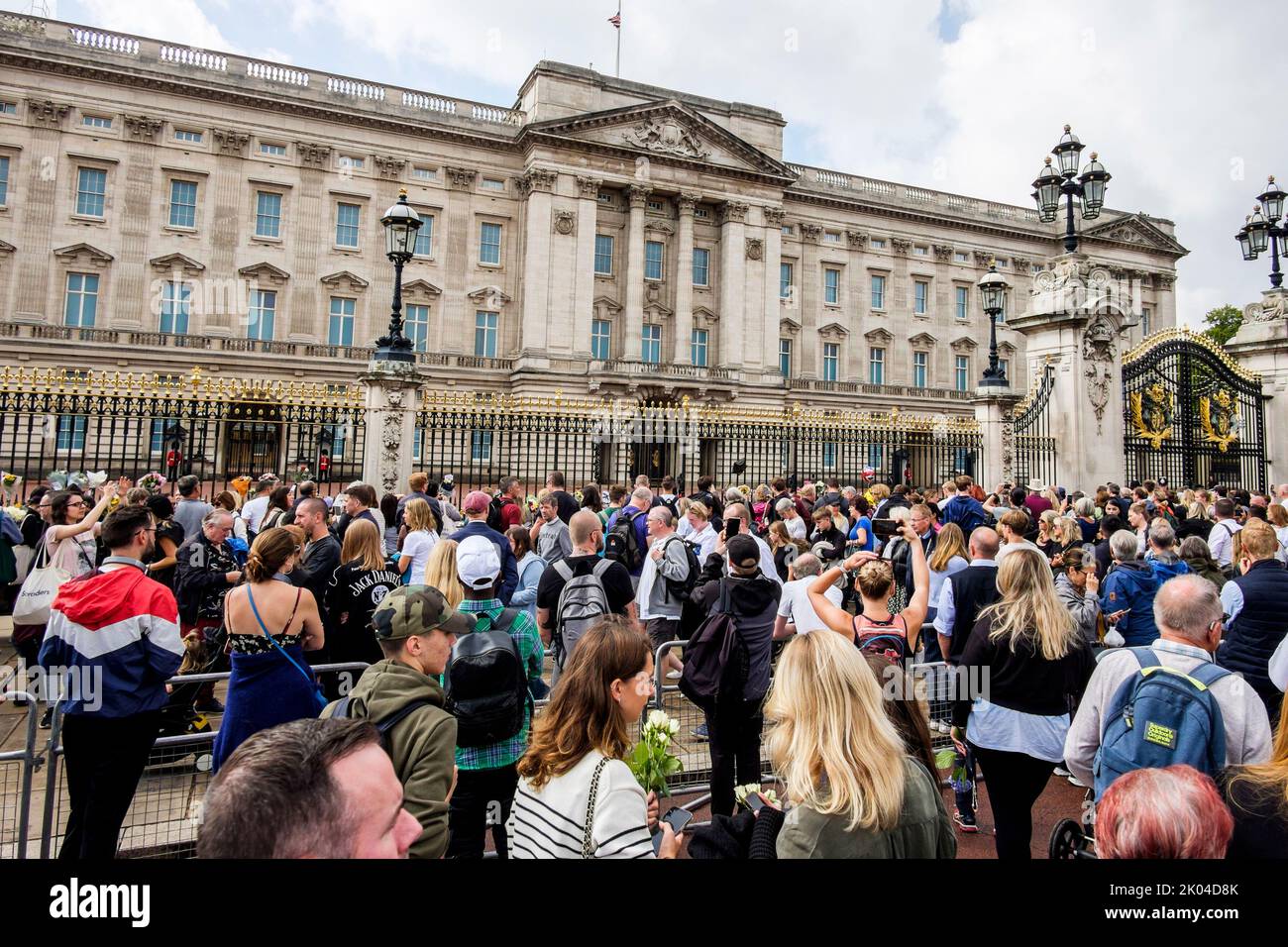 London, Großbritannien. 9.. September 2022. In der Mall vor dem Buckingham Palace versammeln sich Menschen, um nach dem Tod von Königin Elizabeth II. Ihren Respekt zu zollen Stockfoto