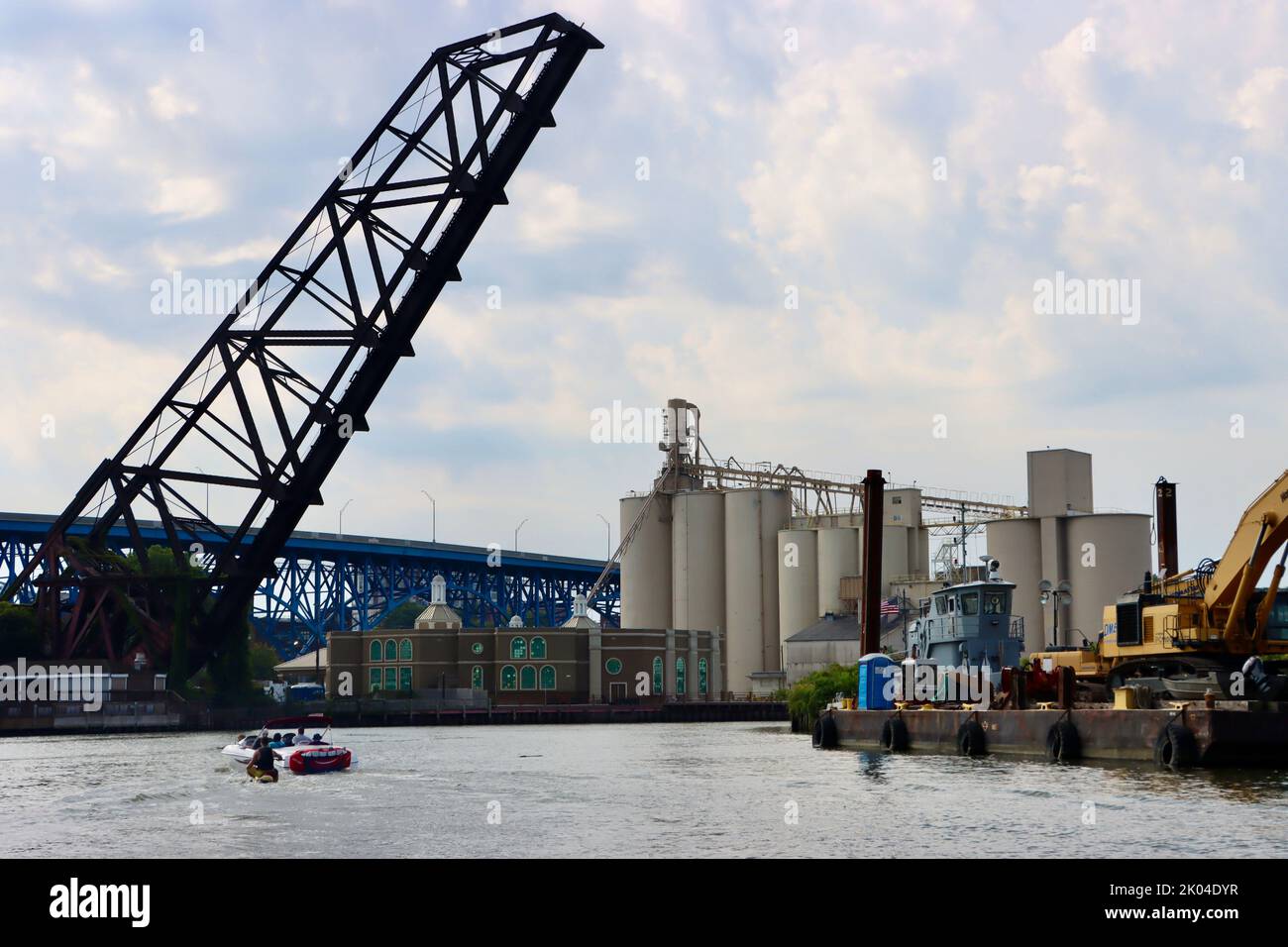 Silos am Cuyahoga Fluss mit alter Brücke. Cleveland, Ohio Stockfoto