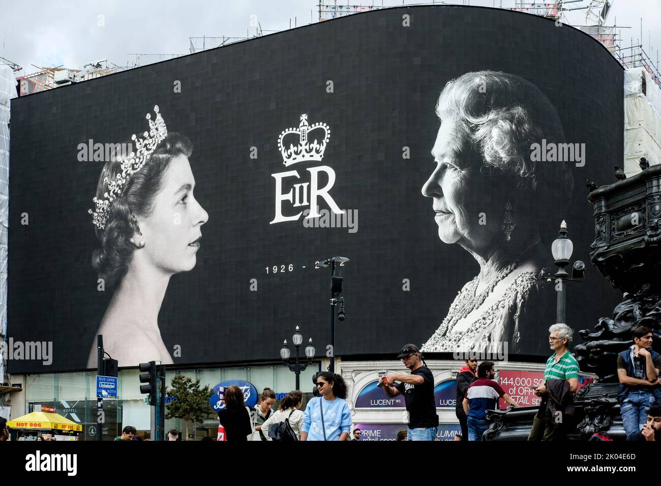 London, Großbritannien. 9.. September 2022. Bilder von Königin Elizabeth II., die nach ihrem Tod am 8.. September 2022 auf Bildschirmen im Piccadilly Circus zu Ehren ihrer Majestät gezeigt wurden. Stockfoto