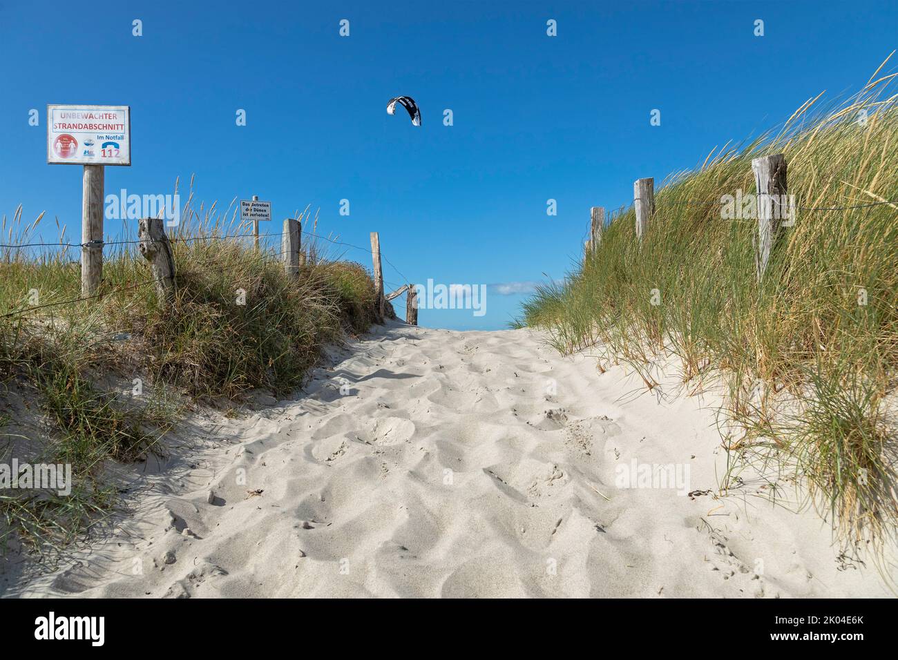 Strandzugang, Flugdrachen, Graswarder-Halbinsel, Heiligenhafen, Schleswig-Holstein, Deutschland Stockfoto