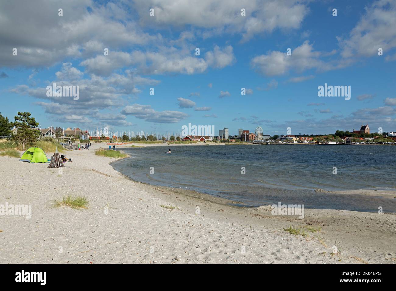 Blick auf die Stadt von der Halbinsel Steinwarder über den inneren See, Strand, Heiligenhafen, Schleswig-Holstein, Deutschland Stockfoto