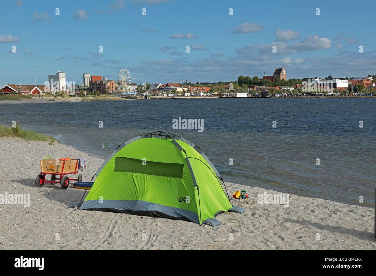 Blick auf die Stadt von der Halbinsel Steinwarder über den Innensee, Strand, Trolley, Strandzelt, Heiligenhafen, Schleswig-Holstein, Deutschland Stockfoto