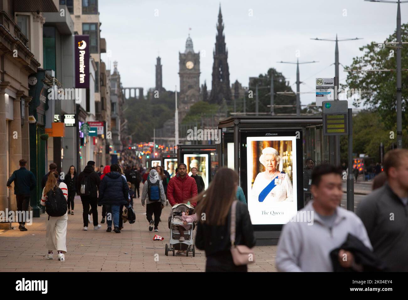 Edinburgh, 9.. September 20202. Poster der Queen Elizabeth II.-Ausstellung in der Princes Street. Edinburgh. Die Königin starb friedlich am 8.. September 2022 in Balmoral. Schottland Bild: Pako Mera/Alamy Live News Stockfoto