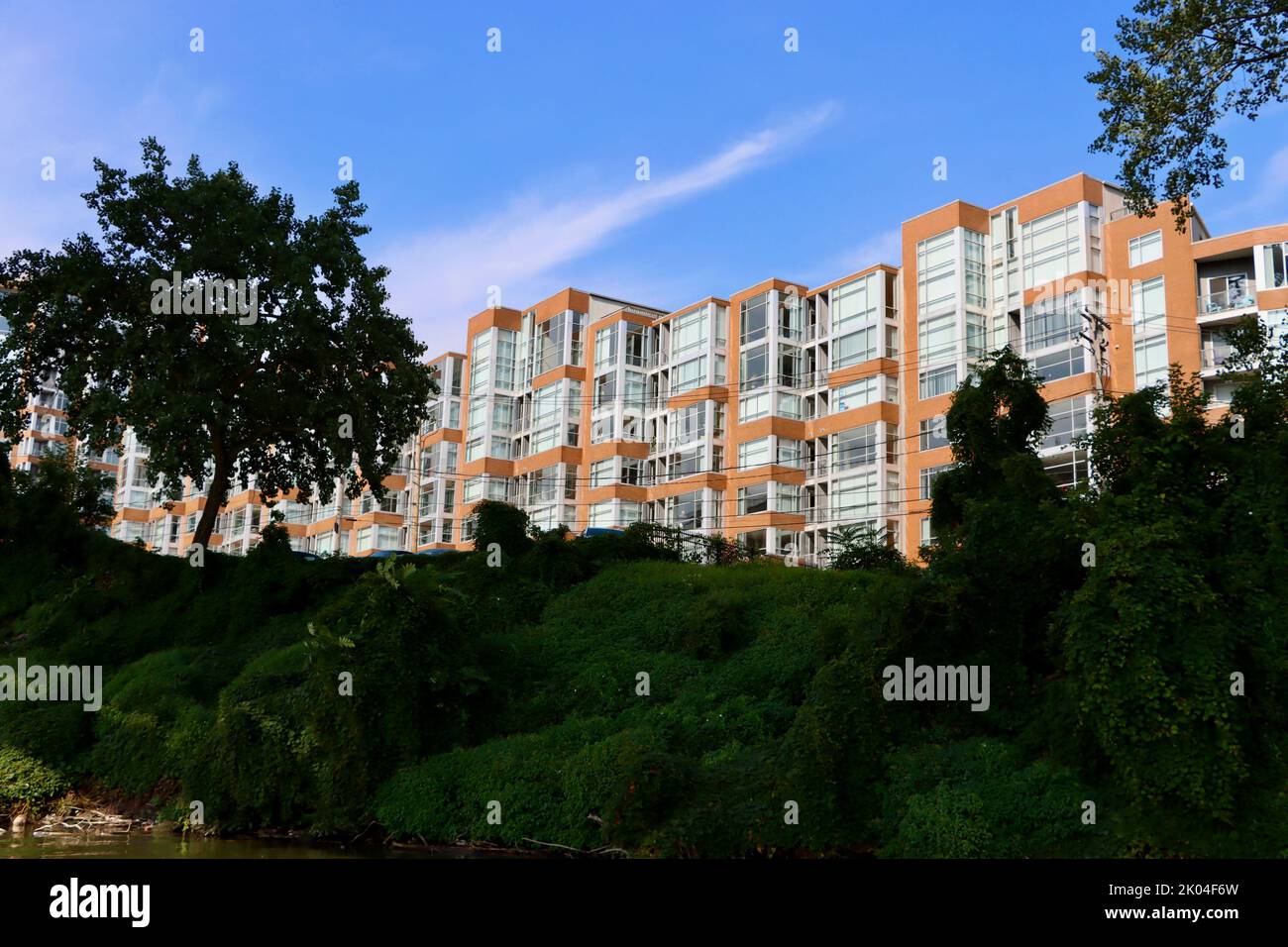 Apartmentgebäude in einem Park am Fluss Cuyahoga in Cleveland, Ohio Stockfoto