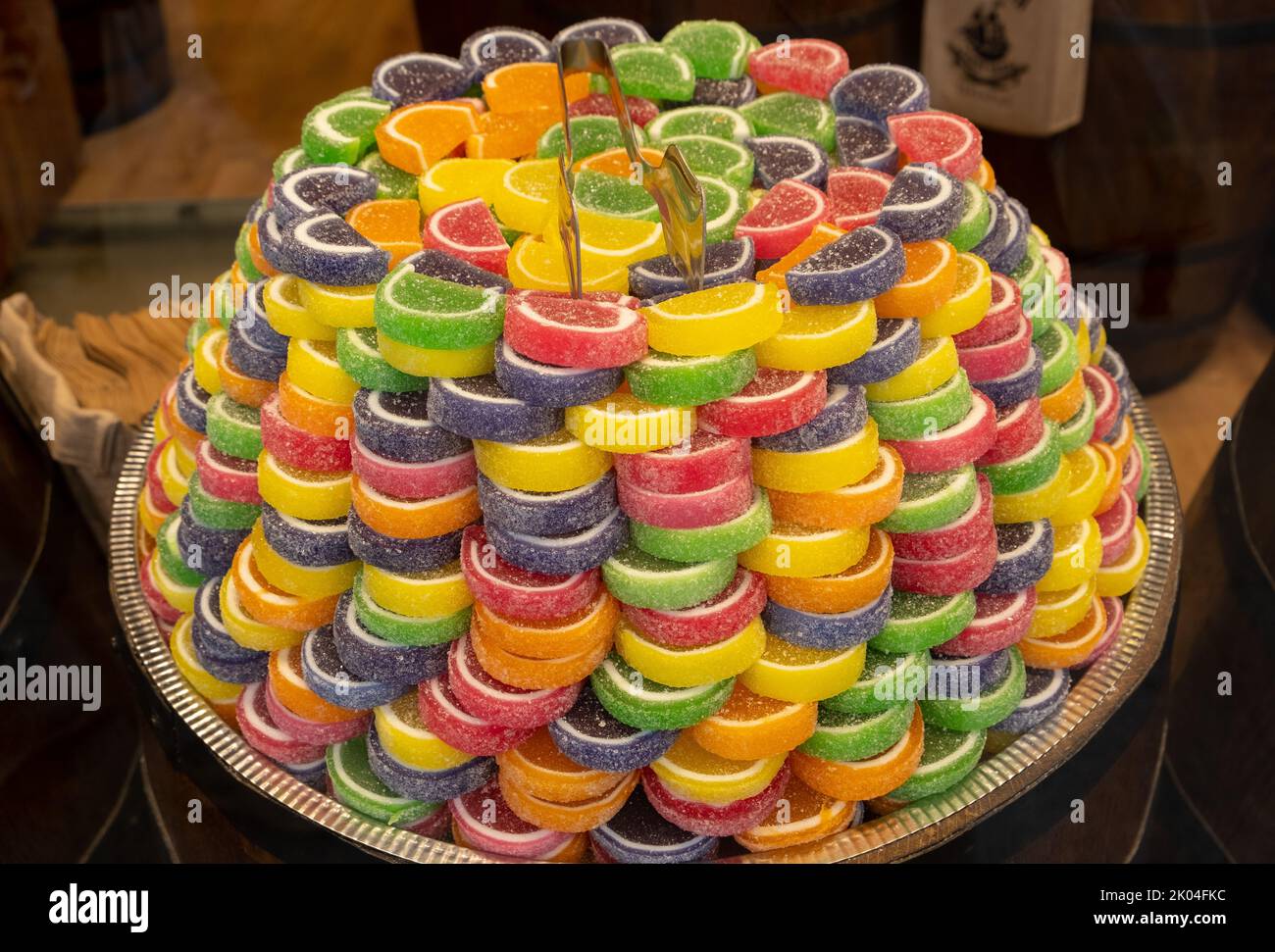 In der Vitrine sind Süßigkeiten von Macaron zu sehen. Bunte, saure Bonbons oder Makronen. Selektiver Fokus. Stockfoto