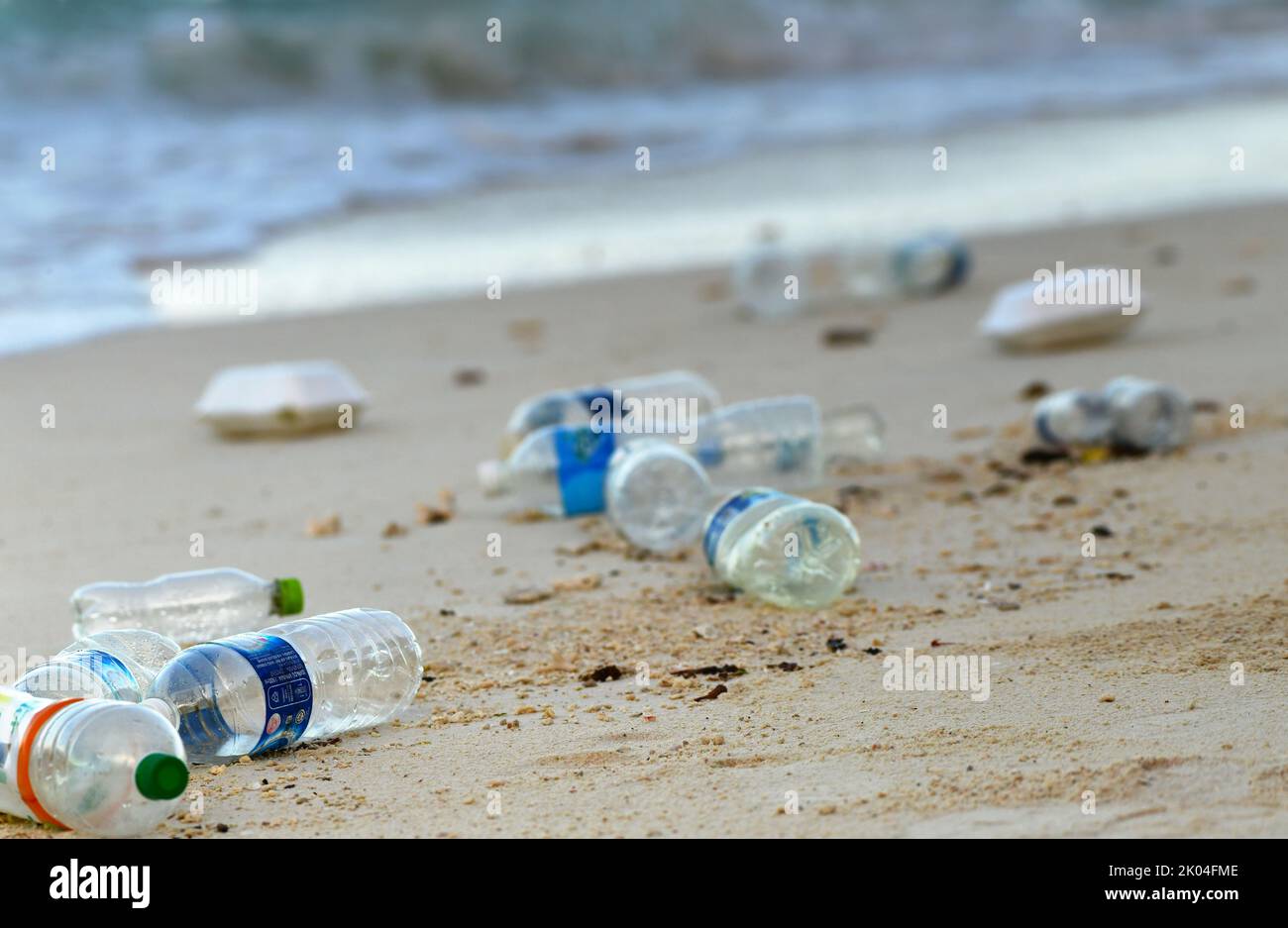 Plastikflaschen, die von Meeresströmungen auf den Strand geworfen werden. Borneo, Malaysia, Südostasien Stockfoto