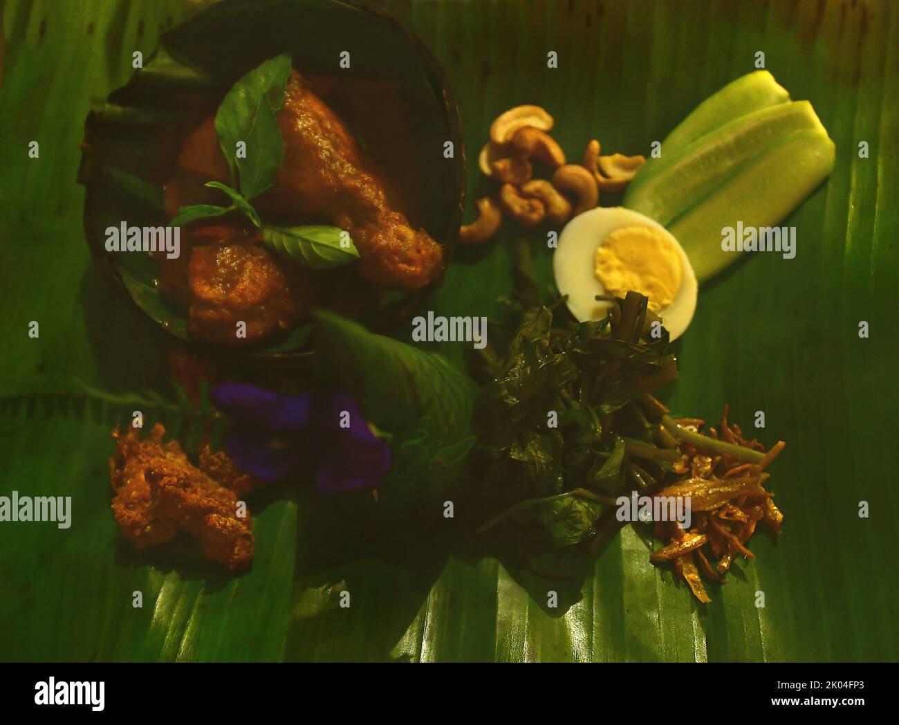 Traditionelles malaiisches Nasi-Lemak-Gericht auf Bananenblatt Stockfoto