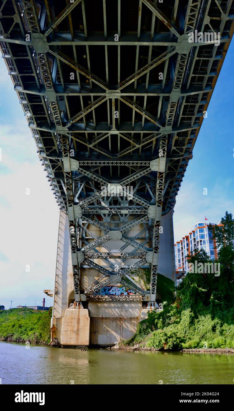 949 m (3.112 Fuß) lange Detroit-Superior Bridge (offiziell bekannt als Veterans Memorial Bridge) in Cleveland, Ohio. Eine von Clevelands 330 Brücken. Stockfoto