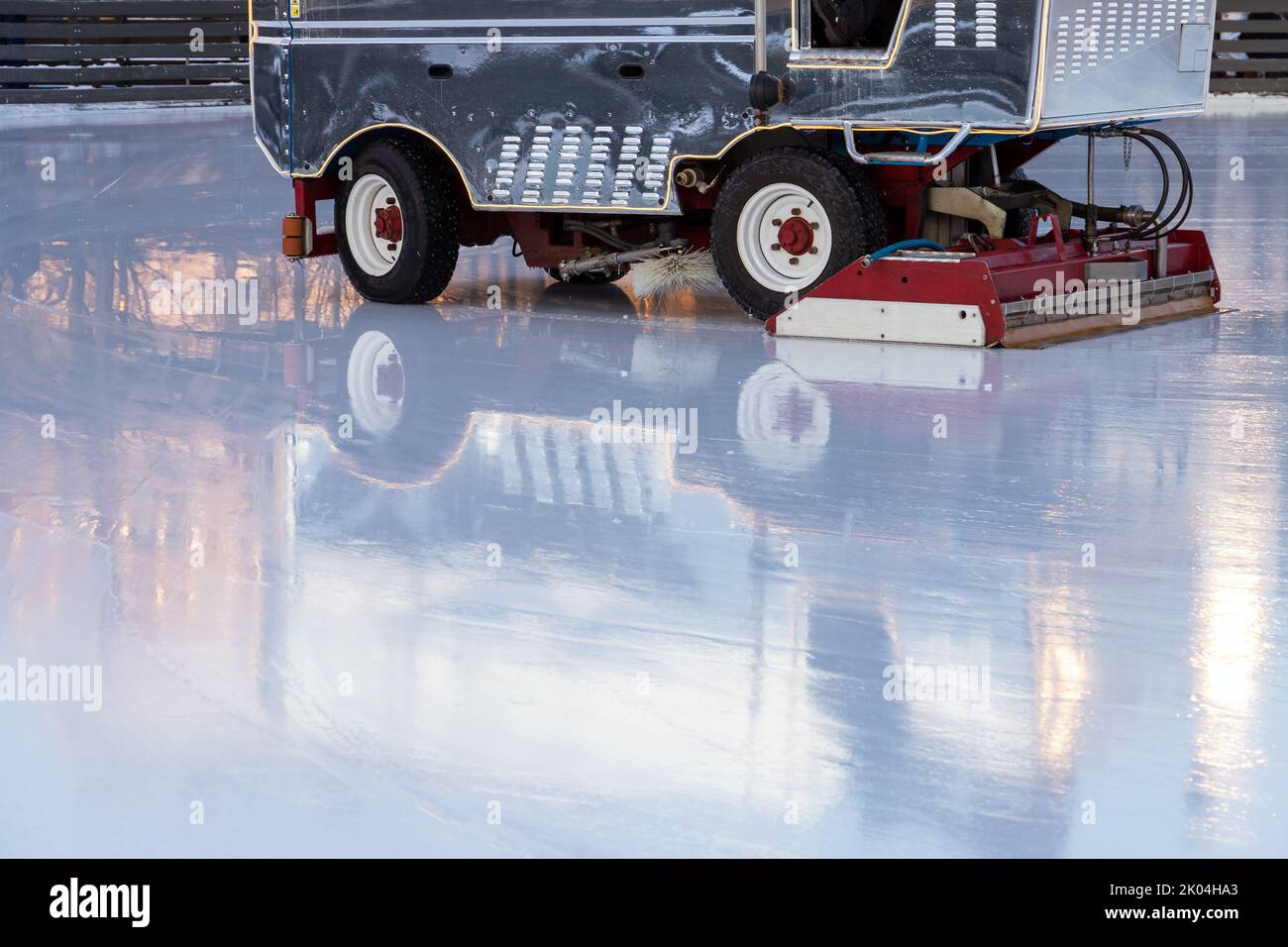 Eisbahn-Service ist im Gange, Maschinen für die Eisrenovierung arbeiten auf einer leeren Arena Stockfoto
