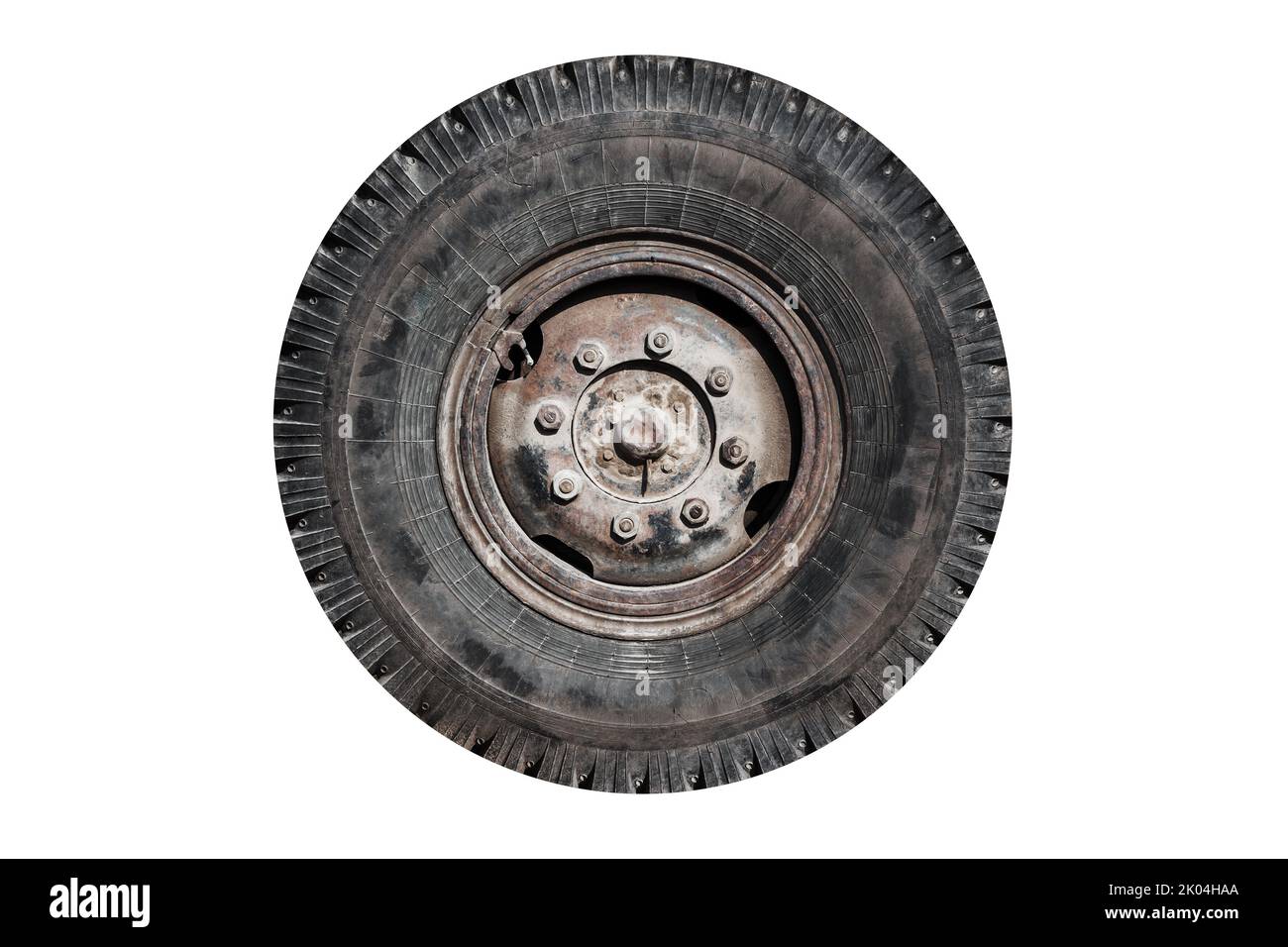 Altes rostig LKW-Rad isoliert auf weißem Hintergrund, Vorderansicht Stockfoto