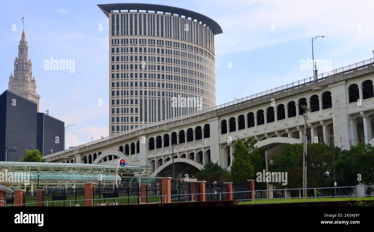 949 m (3.112 Fuß) lange Detroit–Superior Bridge in Cleveland, Ohio. Eine von Clevelands 330 Brücken. United States District Courthouse im Hintergrund. Stockfoto