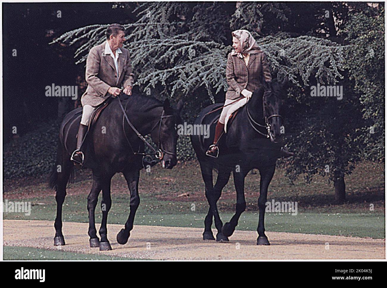 London, England - 8. Juni 1982 -- US-Präsident Ronald Reagan und Königliche Hoheit Elizabeth II reiten auf Schloss Windsor, England. Quelle: Das Weiße Haus über CNP/MediaPunch Stockfoto