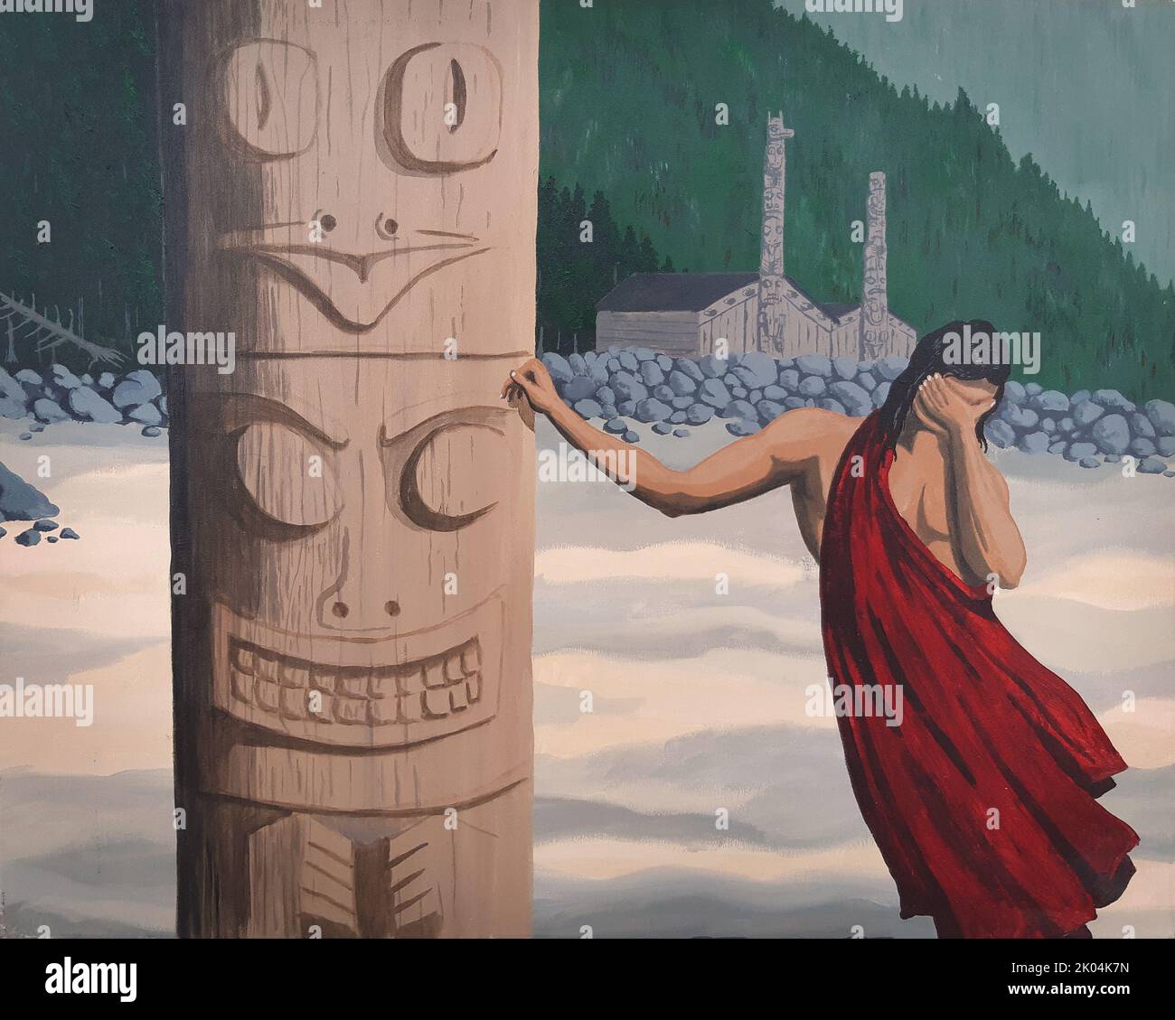 Ein Haida von der Küste British Columbias lehnt sich an einen Totempfähl außerhalb einiger Langhäuser. Ein trauriges, düsteres, kulturverlustes Gefühl. Stockfoto