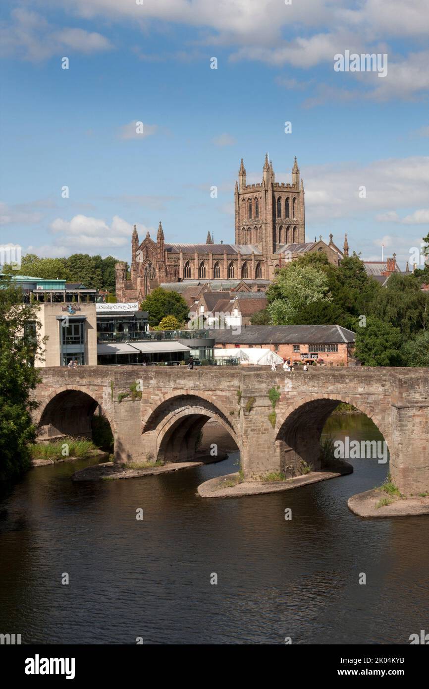 Wye Bridge über den Fluss Wye, mit Hereford Cathedral in der Ferne, Herefordshire, England Stockfoto