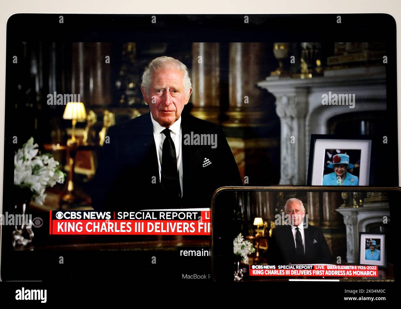 London, Großbritannien. 9. September 2022. Das am 9. September 2022 aufgenommene Foto zeigt Bildschirme, auf denen der britische König Charles III. In einer Fernsehrede in London, Großbritannien, die Nation und den Commonwealth anspricht. Der britische König Karl III. Versprach am Freitag in seiner ersten Ansprache an das Land und den Commonwealth „lebenslangen Dienst“, nachdem er nach dem Tod seiner Mutter, Königin Elizabeth II., am Donnerstag den Thron bestiegen hatte. Kredit: Li Ying/Xinhua/Alamy Live Nachrichten Stockfoto