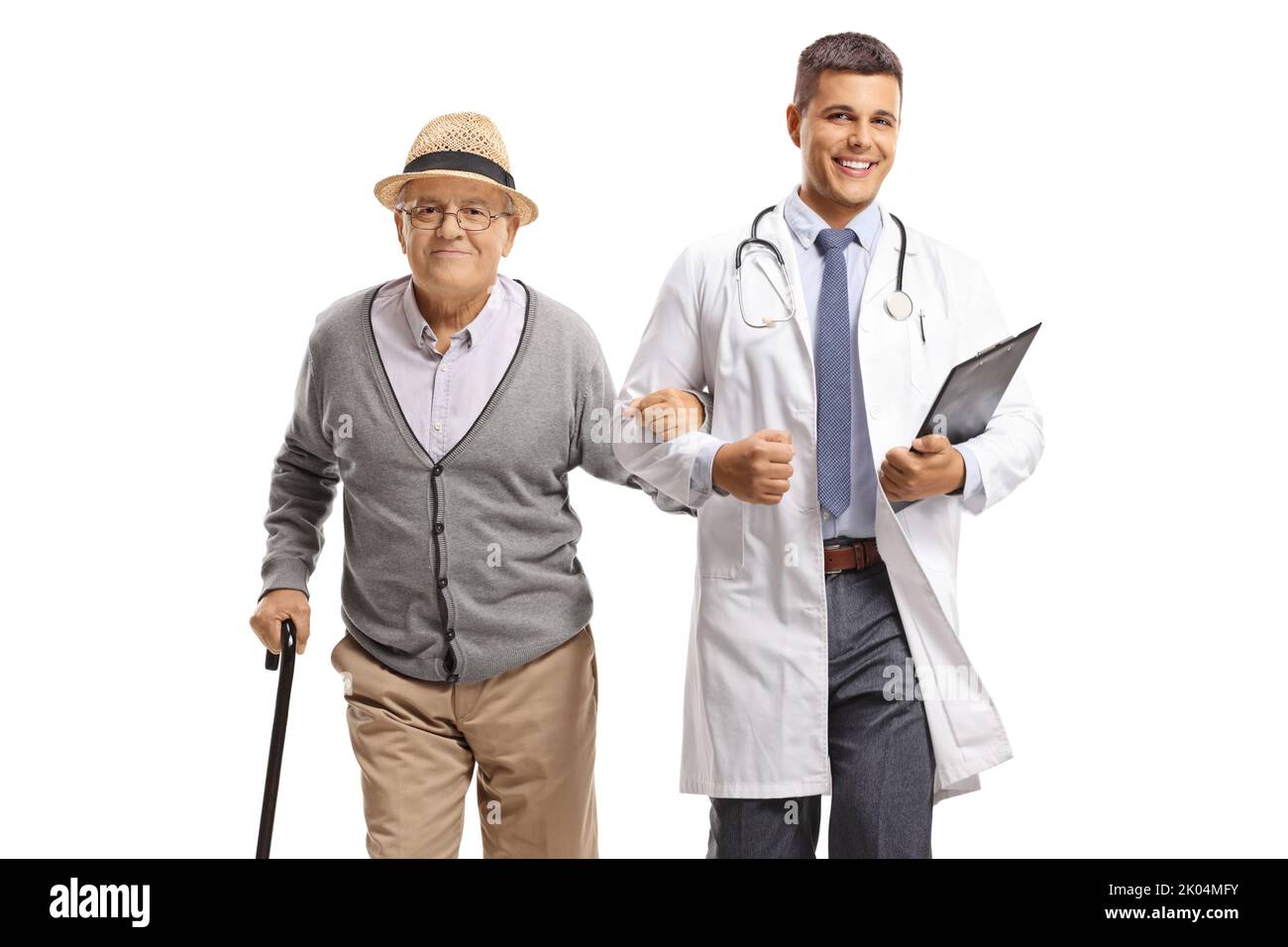 Männlicher Arzt, der mit einem älteren männlichen Patienten auf weißem Hintergrund isoliert geht Stockfoto