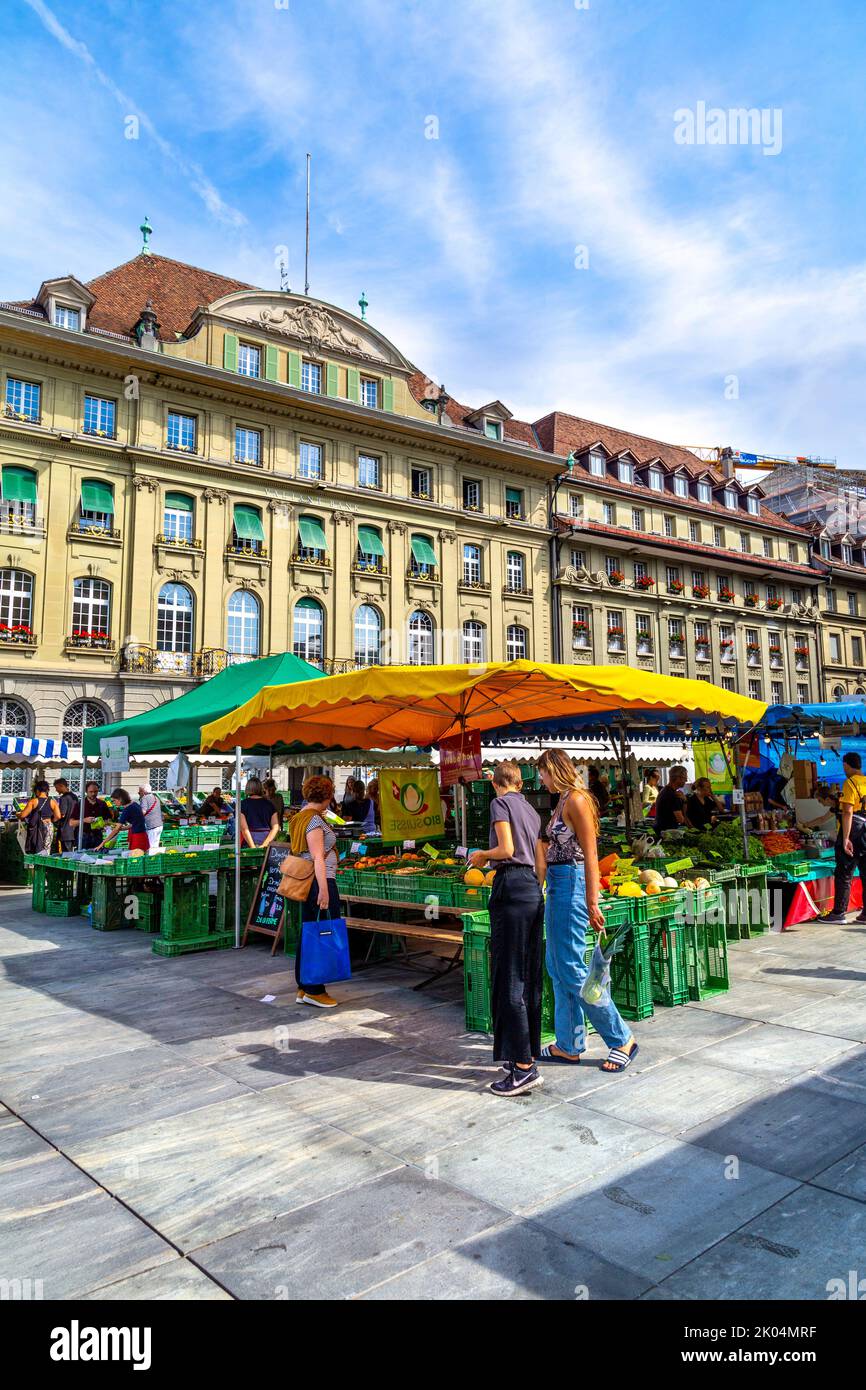 Menschen einkaufen an Ständen am Lebensmittelmarkt am Bundesplatz, Bern, Schweiz Stockfoto