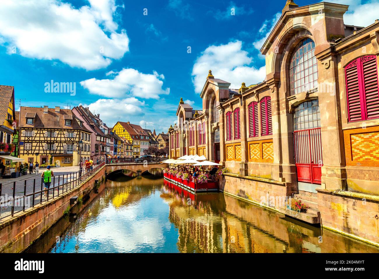 Außenansicht der Markthalle Marché Couvert und La Petite Venise im Fischmarkt-Viertel, Colmar, Frankreich Stockfoto